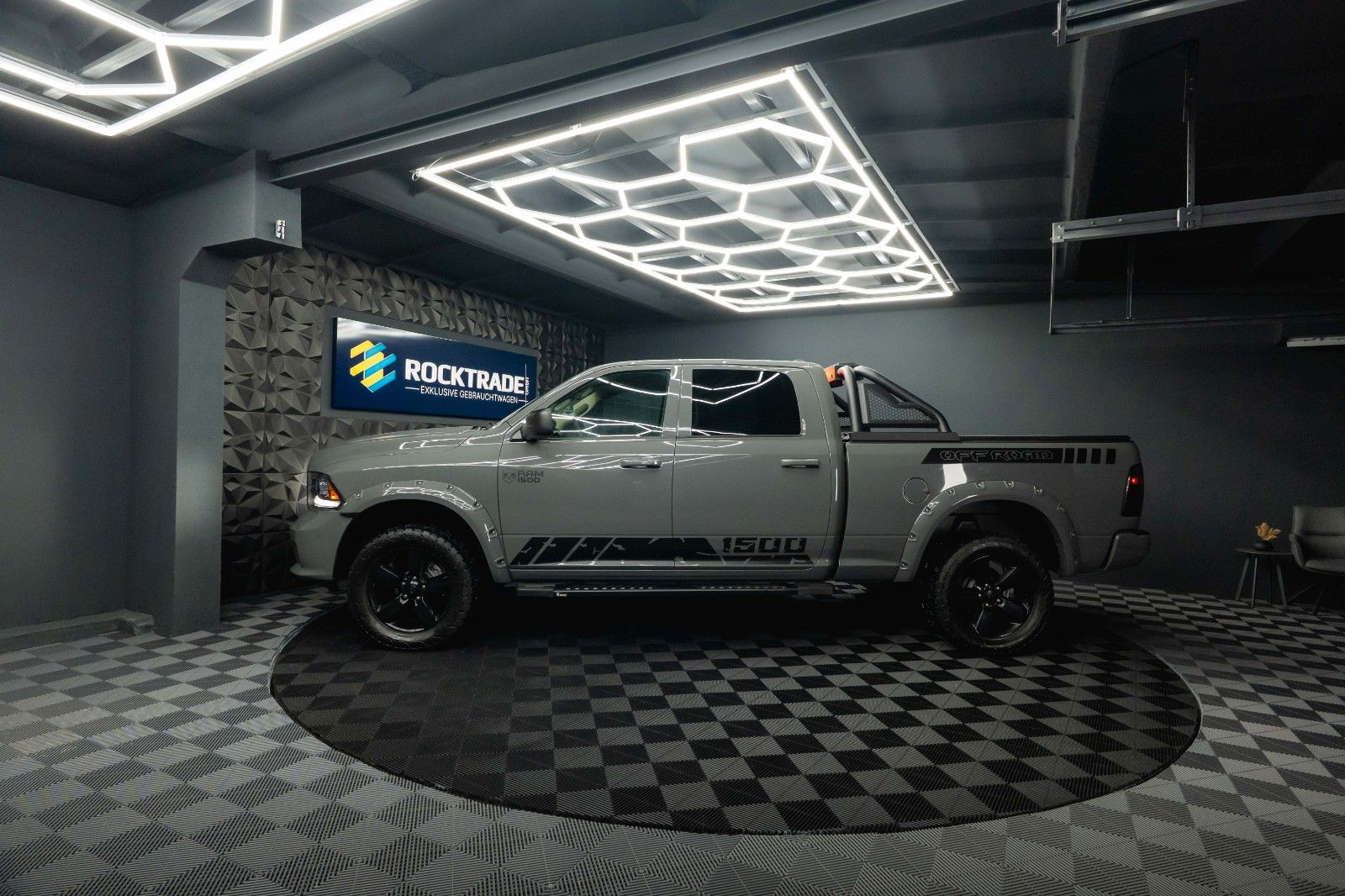 Fahrzeugabbildung Dodge RAM 5.7 V8 HEMI 4x4 OFFROAD Night-Paket LONGBED