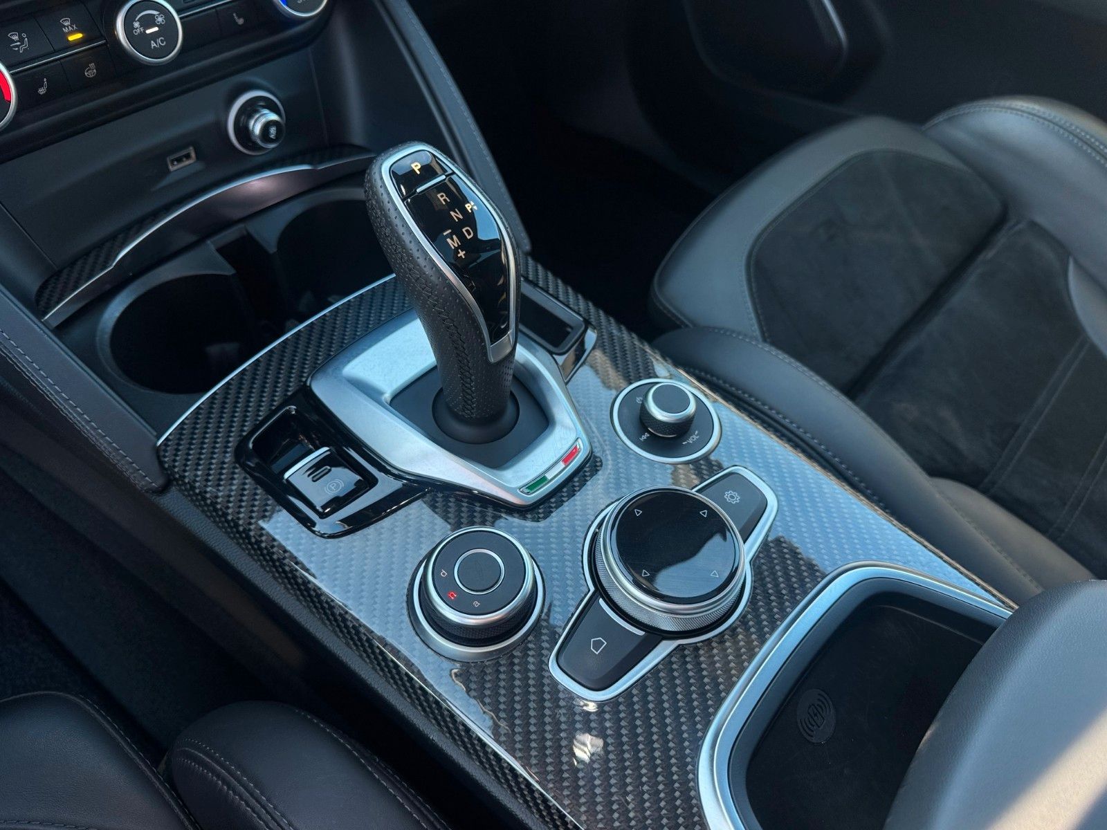 Fahrzeugabbildung Alfa Romeo Stelvio Veloce Glasdach Memory Alcantara Navi