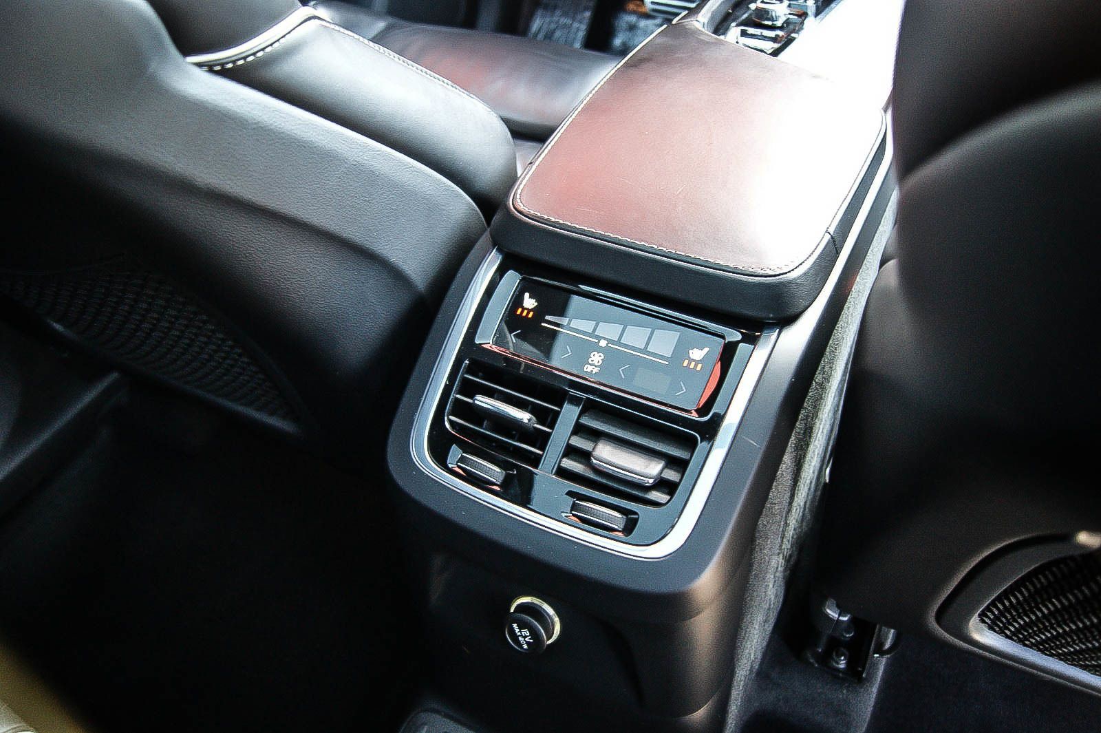 Fahrzeugabbildung Volvo XC90 T8 Hybrid R-DESIGN AWD 22-ZOLL STANDHEIZUNG