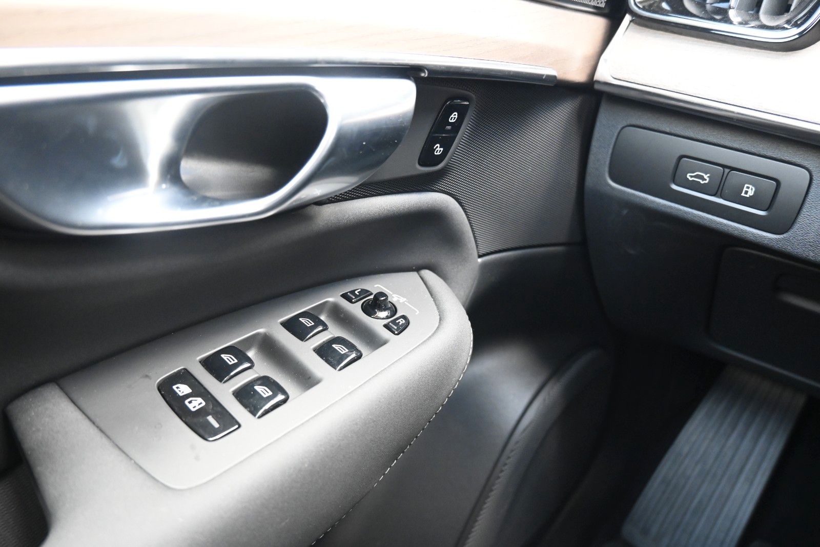 Fahrzeugabbildung Volvo XC90 T8 AWD Plus Dark*PANO*360°*HuD*H&K*ACC