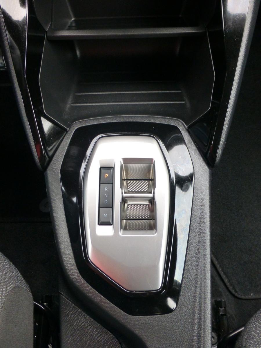 Peugeot 2008 Hybrid 136 Style *PDC, DAB, APPLE CAR PLAY*