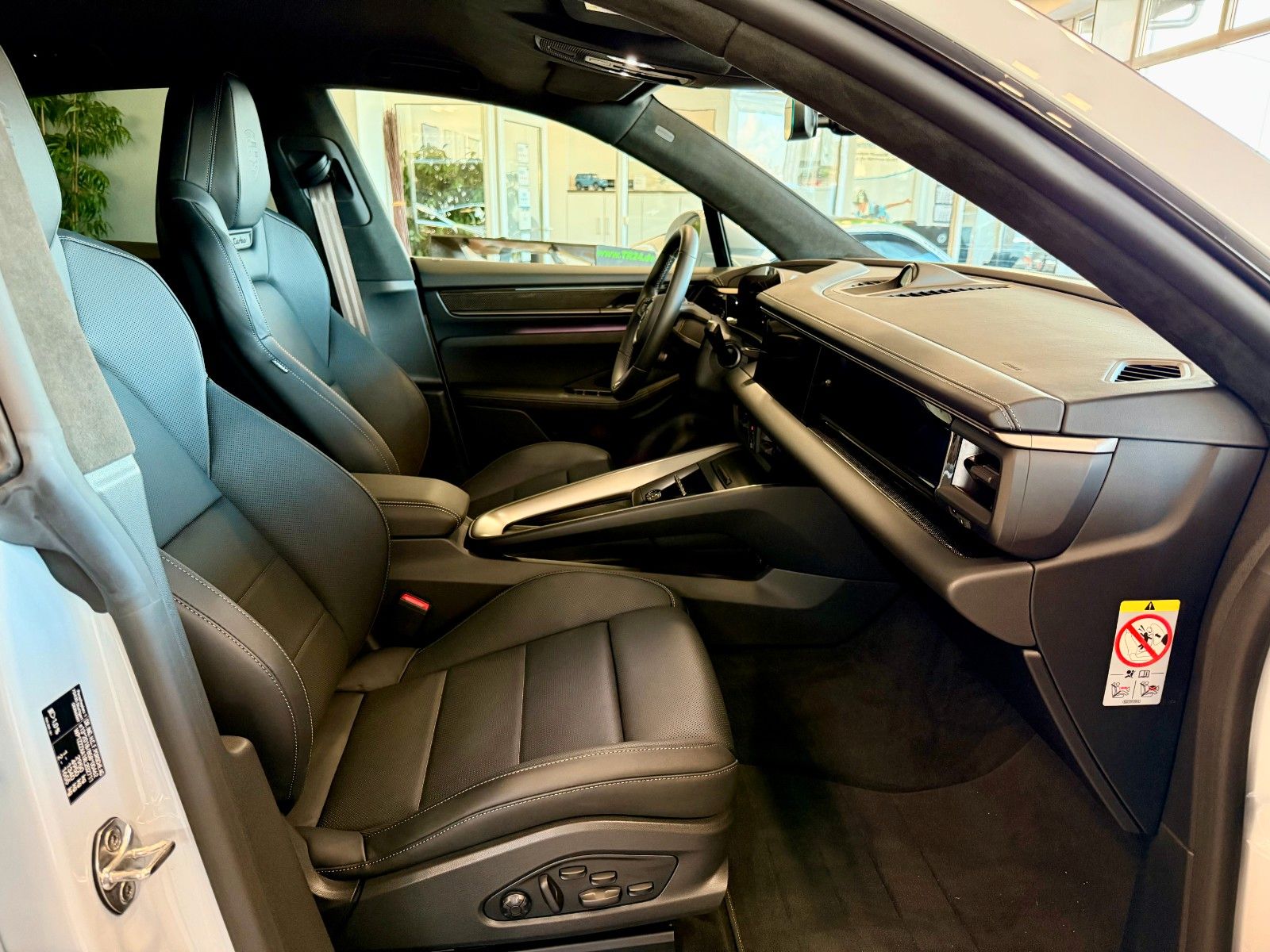 Fahrzeugabbildung Porsche Macan Turbo InnoDrive/OffroadDesign/SCP/Keyless