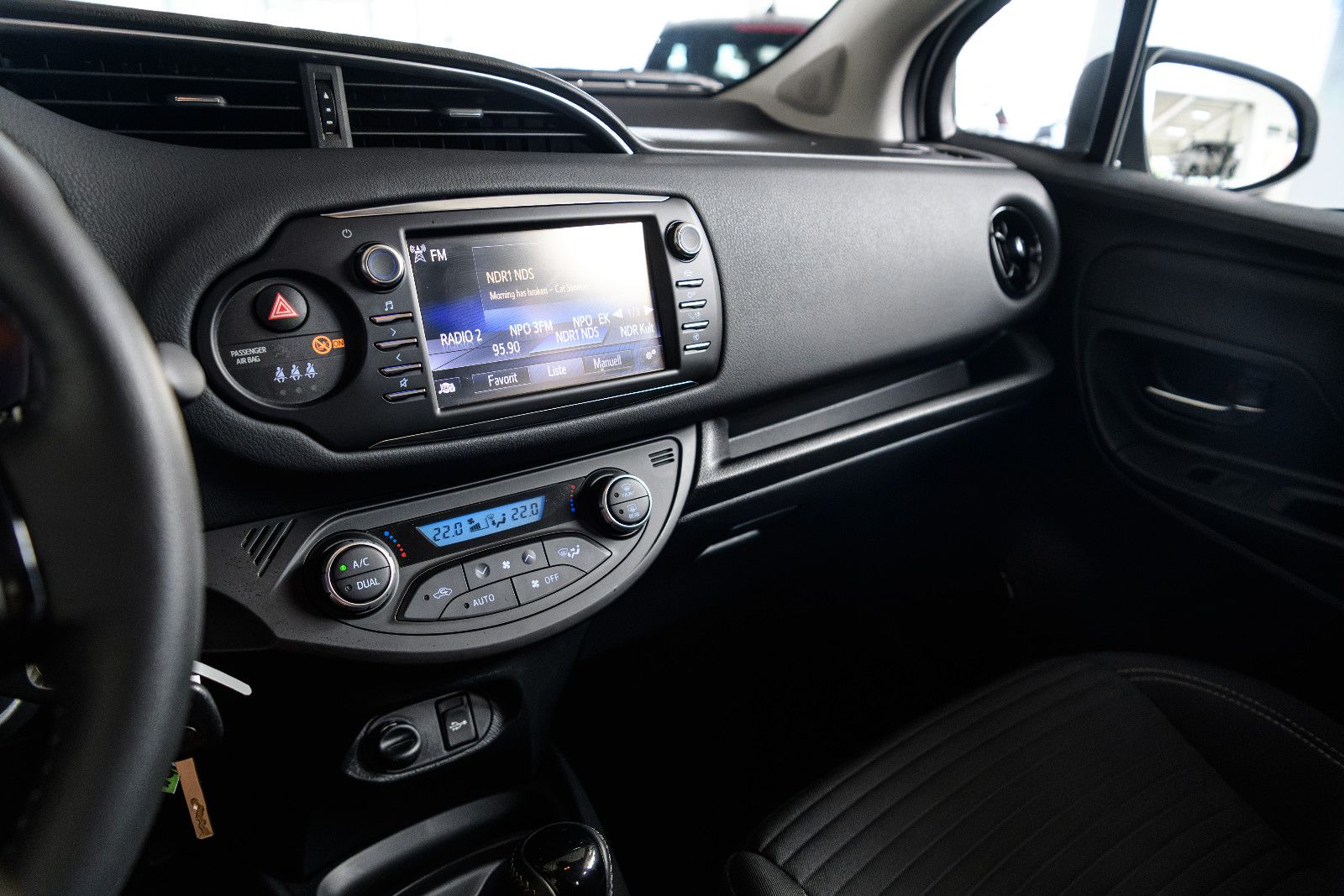Fahrzeugabbildung Toyota Yaris Hybrid Team D+NAVI+SHZ+RFK+GJR+ALU+BICOLOR