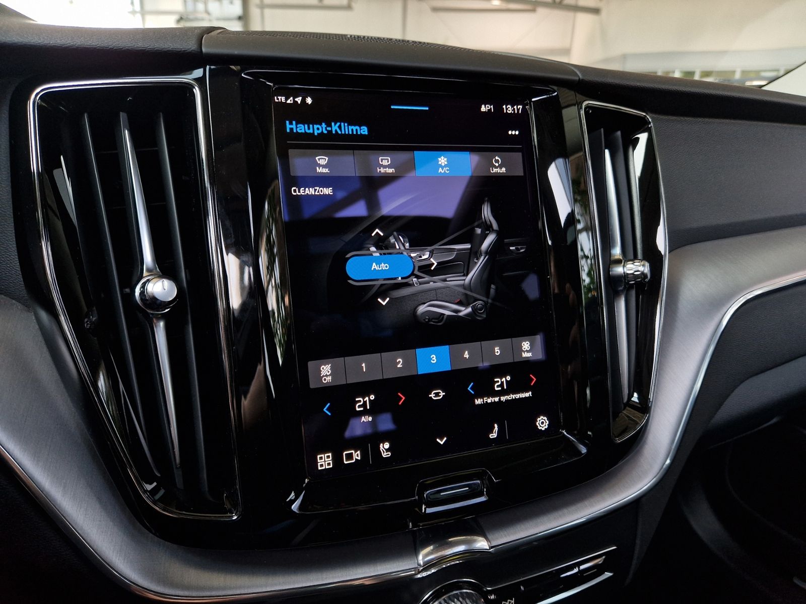 Fahrzeugabbildung Volvo XC60 Momentum Pro 2WD PANO H/K LED