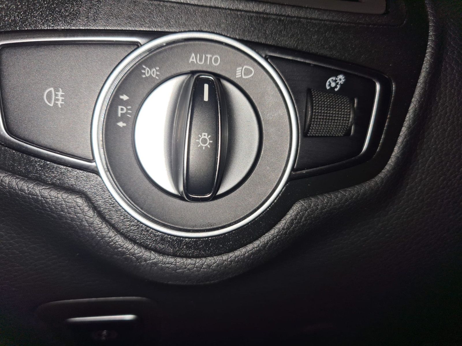 Fahrzeugabbildung Mercedes-Benz C 180d T-Modell / LED HP / GEPFLEGT /