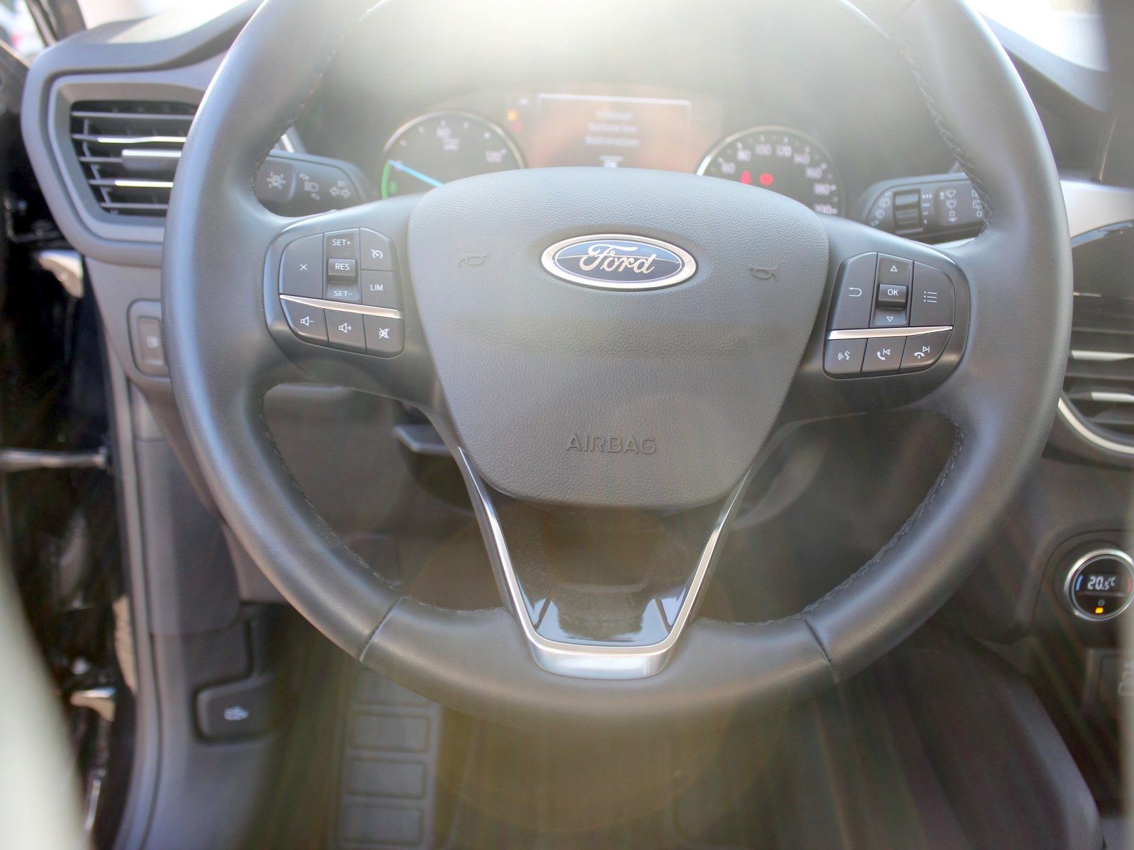 Fahrzeugabbildung Ford Kuga Plug-In Hybrid Cool & Connect 2,5 Duratec
