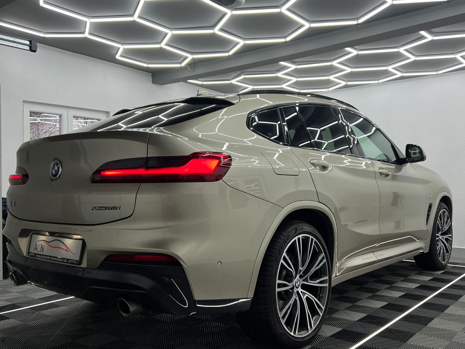 Fahrzeugabbildung BMW X4 xDrive 30 i M SPORT/ACC/H&K/HuD/PANO/DE FZG