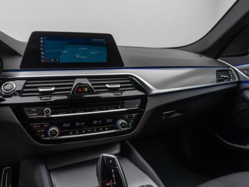 Fahrzeugabbildung BMW 520d xDr Tour HUD DAB Komfortzugang HI-FI
