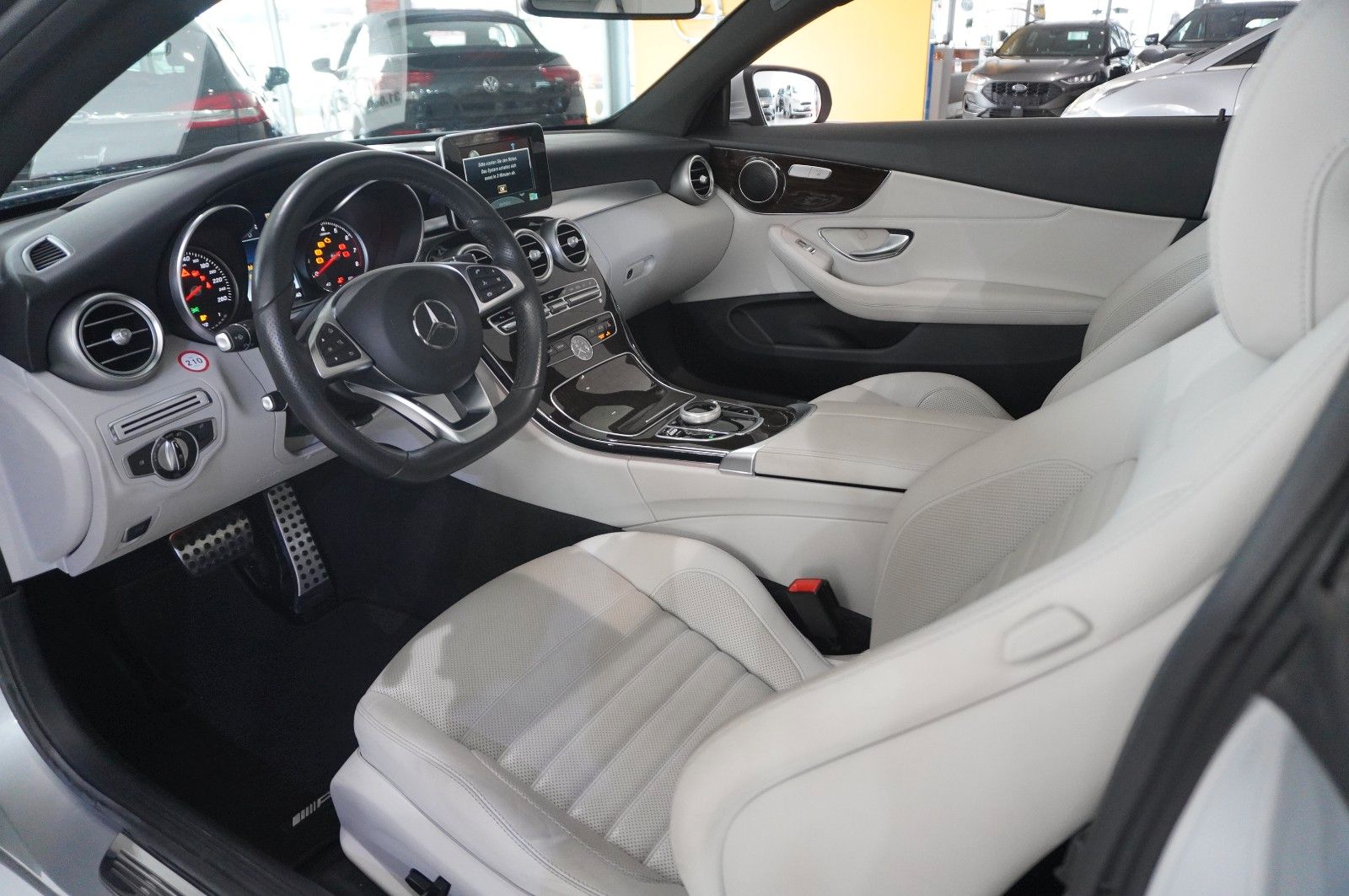 Fahrzeugabbildung Mercedes-Benz C 300 COUPE AMG LINE NAVI/LED/PANO./KAMERA/SPORT