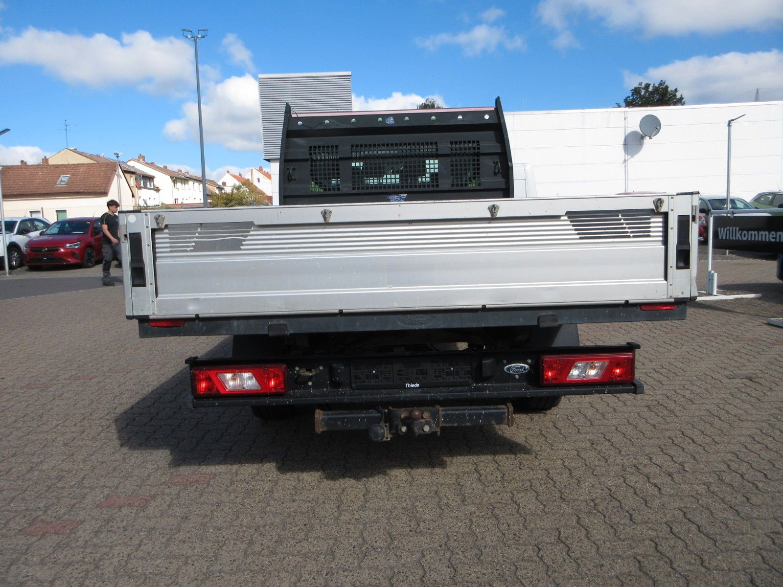 Fahrzeugabbildung Ford Transit Pritsche 350 L4 DoKa/AHK 3,5 to/7-Sitz