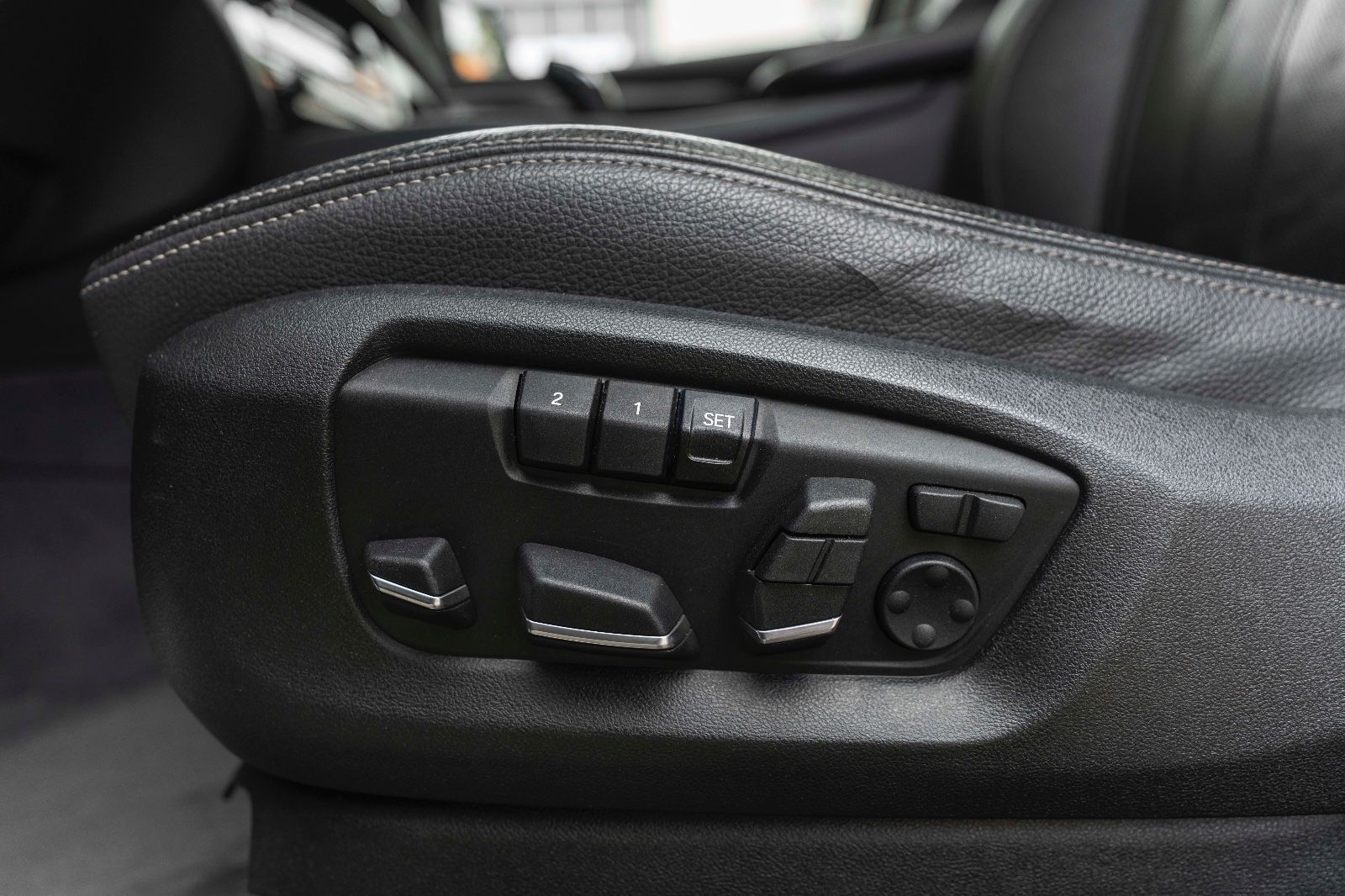 Fahrzeugabbildung BMW X6 xDrive50i M-SPORTPAKET ACC HUD LED 360° H&K