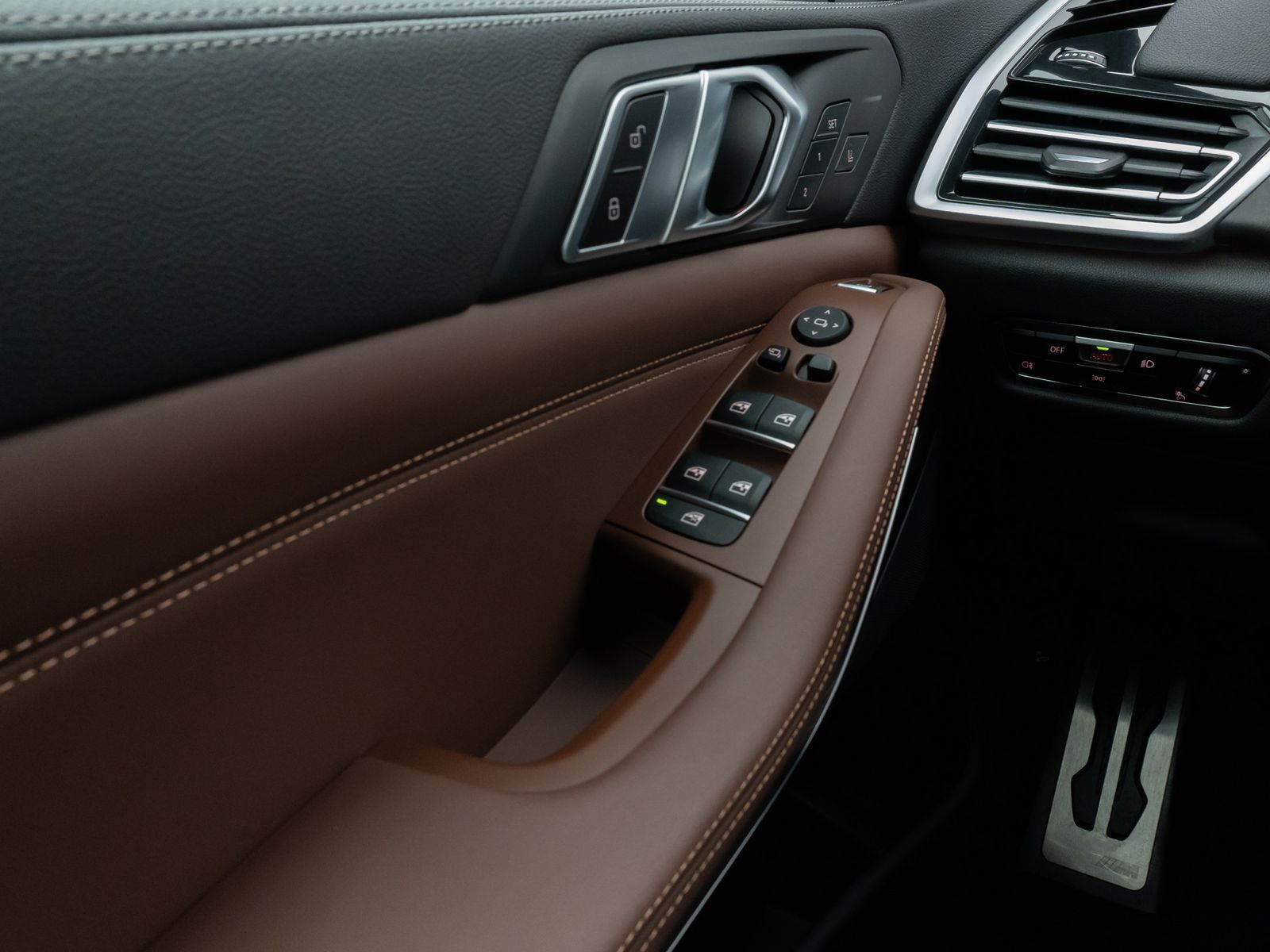Fahrzeugabbildung BMW X5 xD30d M Sport Laser DAB HiFi AHK DiplayKey