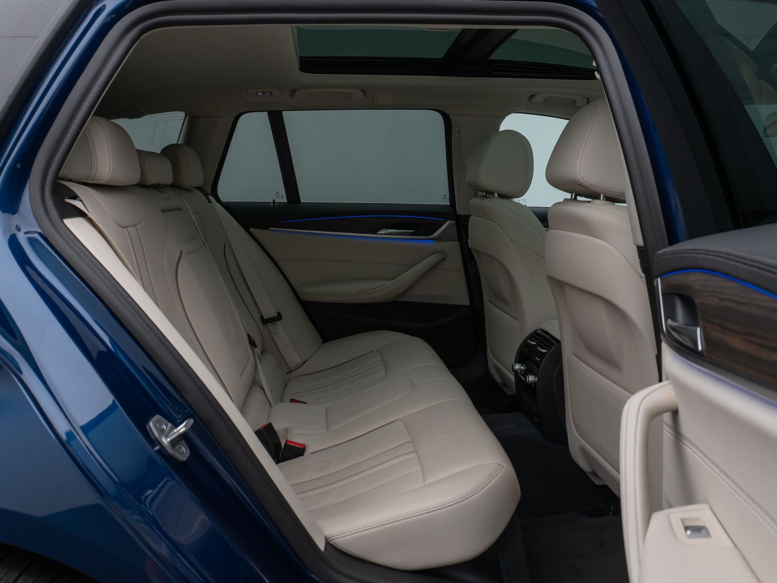 Fahrzeugabbildung BMW 530d Luxury Line Panorama Kamera HUD DAB Sport