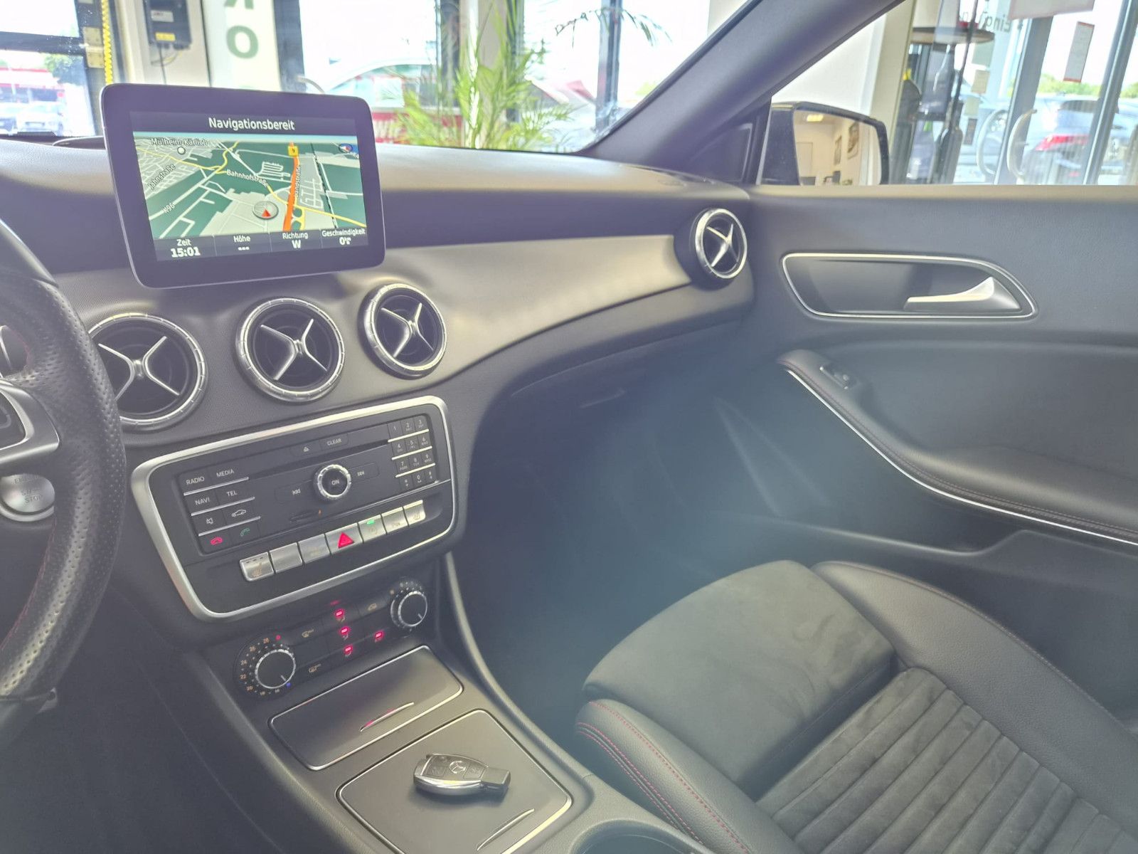 Fahrzeugabbildung Mercedes-Benz CLA 200 / Automatik / LED / AMG / GEPFLEGT