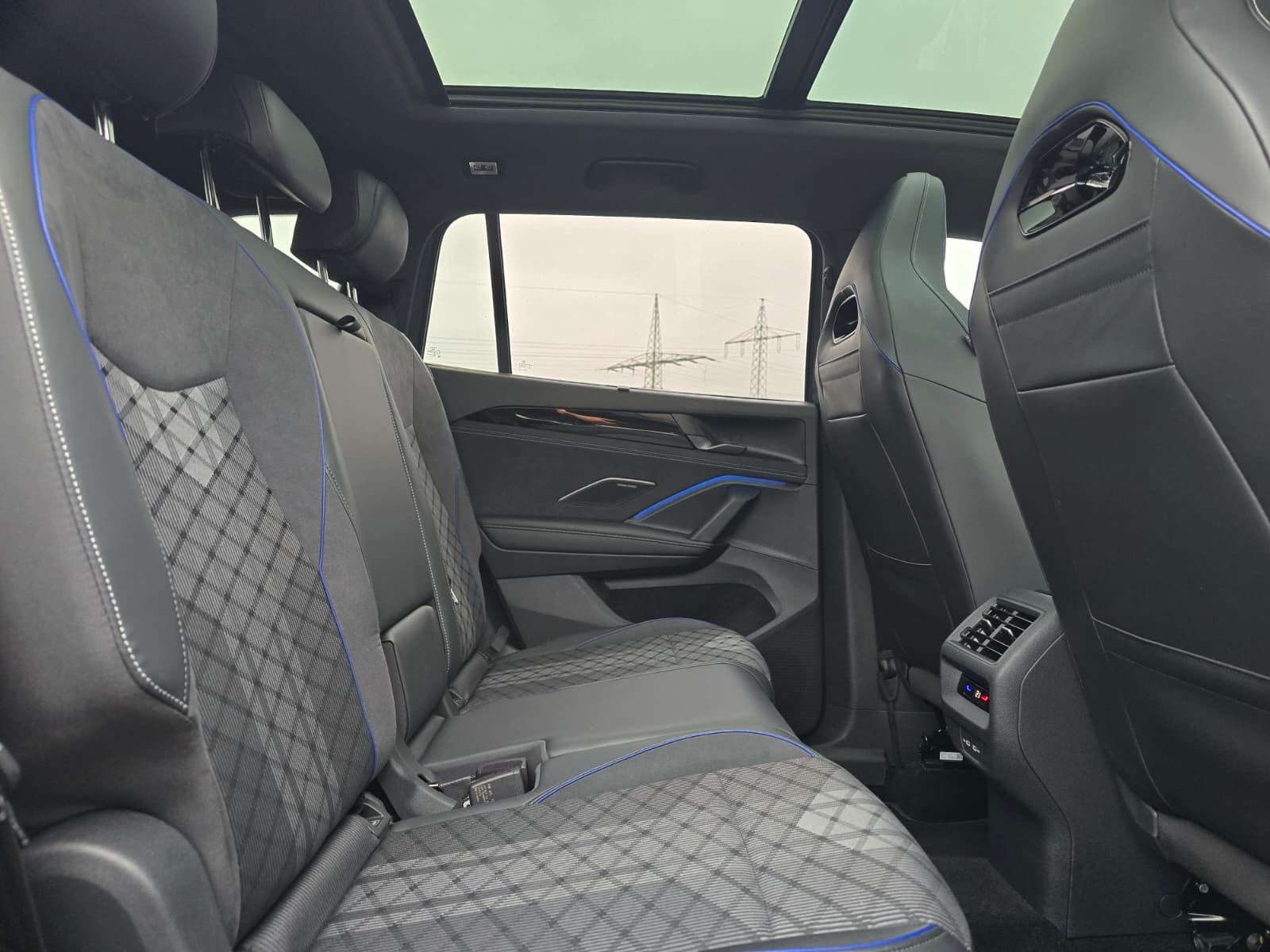 Fahrzeugabbildung Volkswagen Tayron 2.0 TDI 4M R-Line BLACK*7Si*MATRIX*PANO