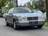 Mercedes-Benz E 230 CLASSIC Automatik/Glasdach/Klima - Mercedes-Benz E 230 aus 1996