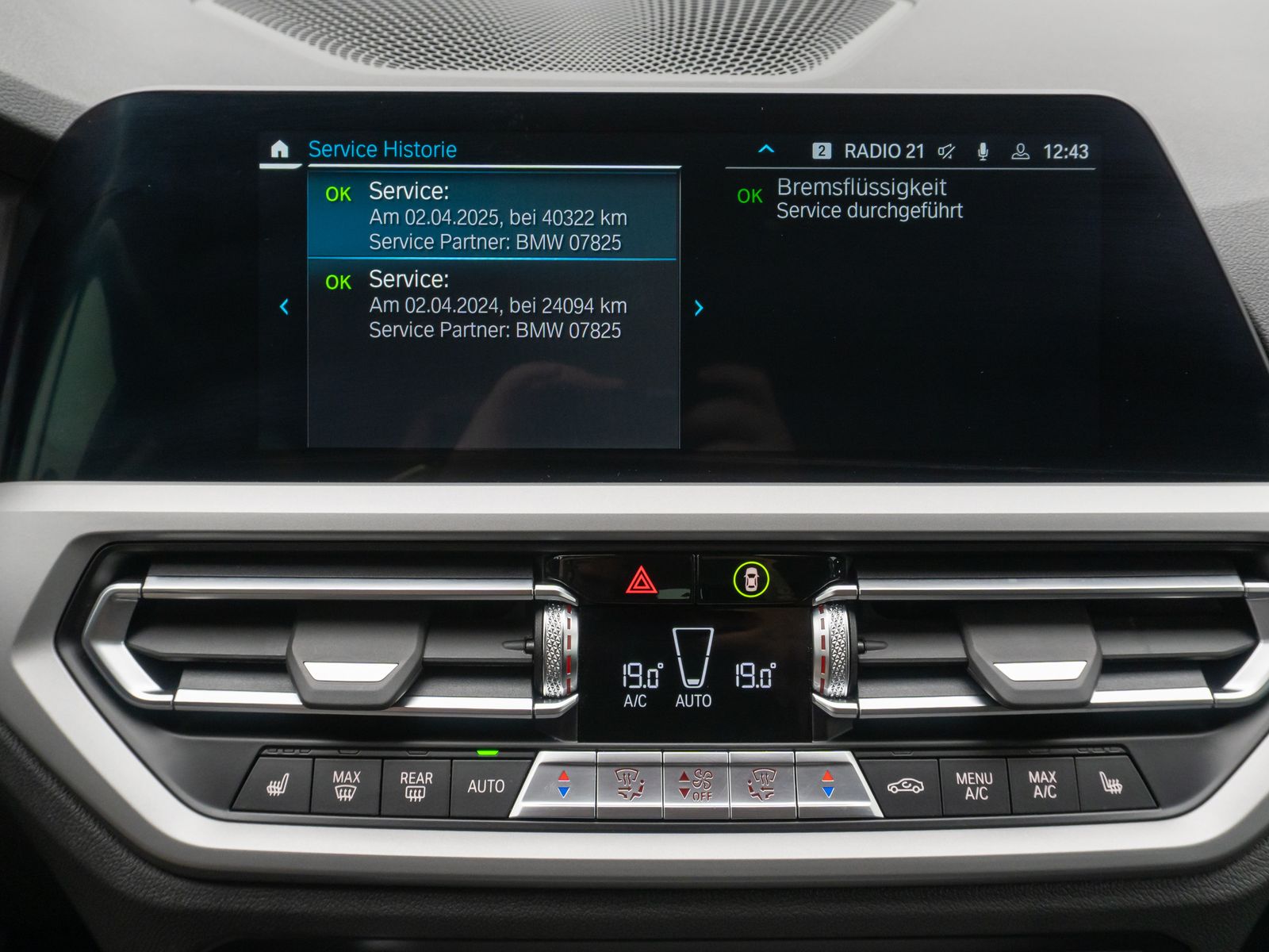 Fahrzeugabbildung BMW 320e Alarm DAB PDC GeschwindigReg Cockpit 19Zoll