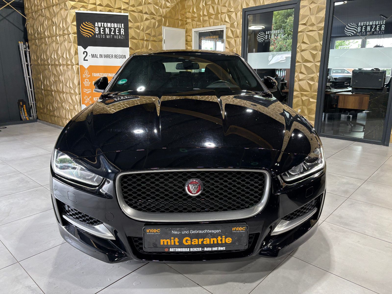 Fahrzeugabbildung Jaguar XE /TEMPOMAT/NAVI/SHZ/KLIMA/BI-XENON/SPURHALTE