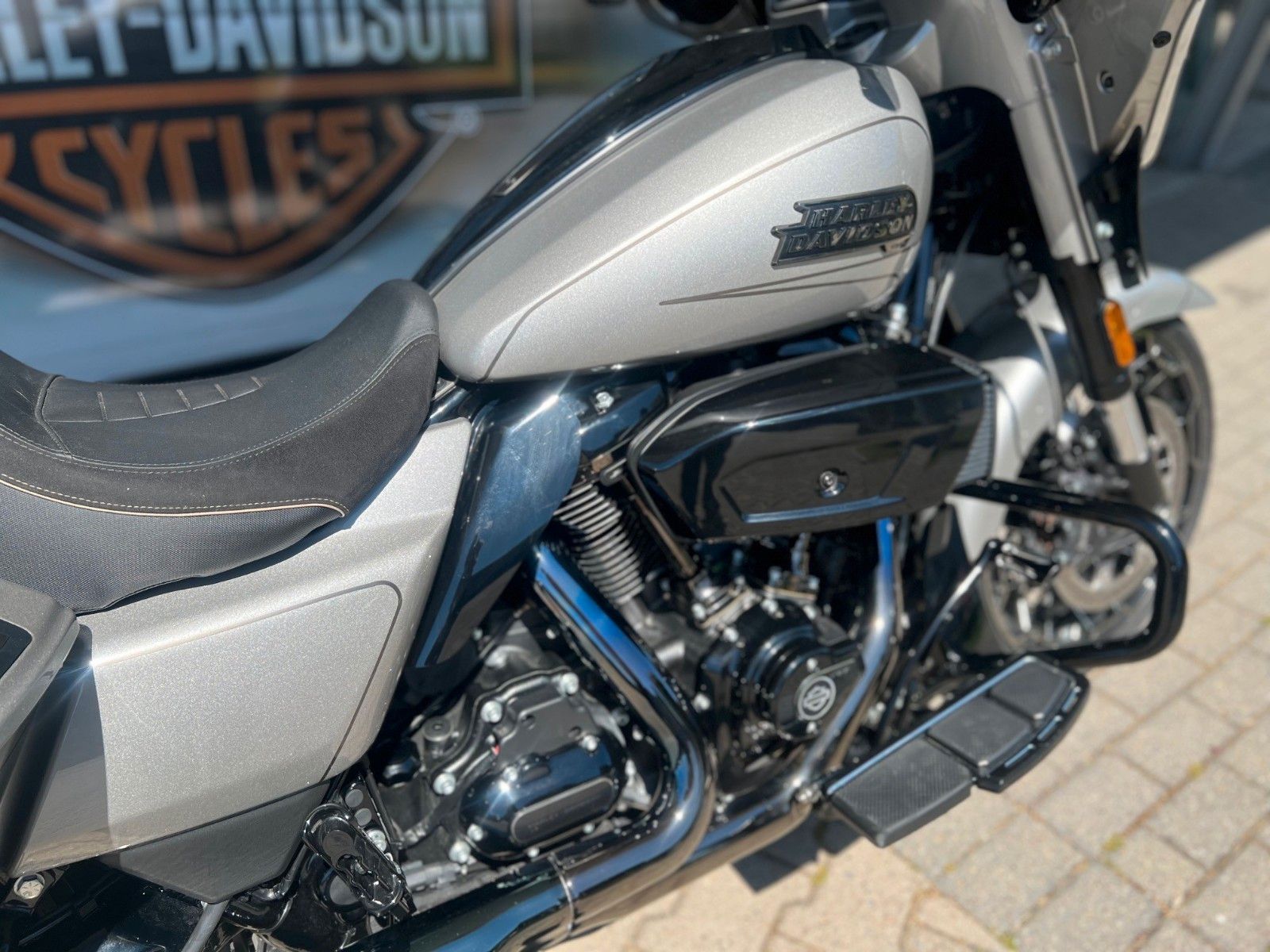 Fahrzeugabbildung Harley-Davidson Street Glide CVO Jekill & H-D Ape Lenker