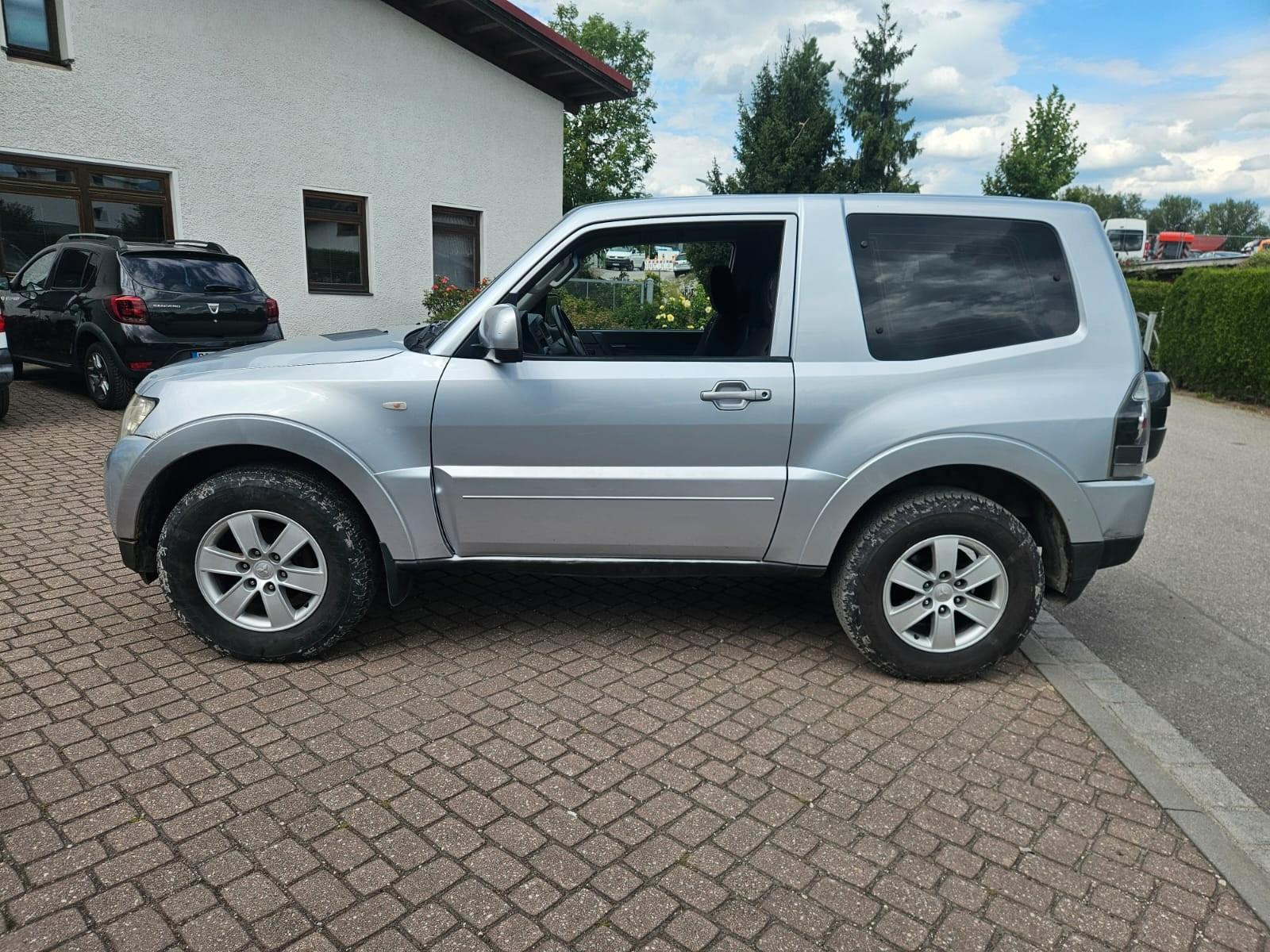 Mitsubishi Pajero 3.2 DI-D Invite | 160 ch | BVM | Attelage | Régulateur | Jantes alliage | Vitres teintées