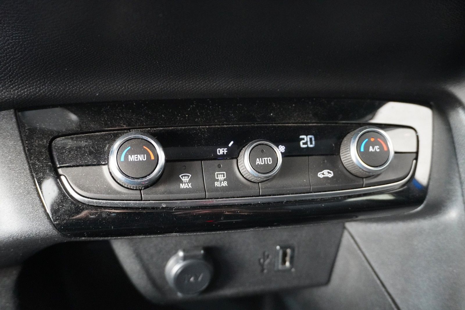 Fahrzeugabbildung Opel Corsa-e F EDITION 7KW NAVI/VIRT/TEMP/DAB/WÄRMEP.