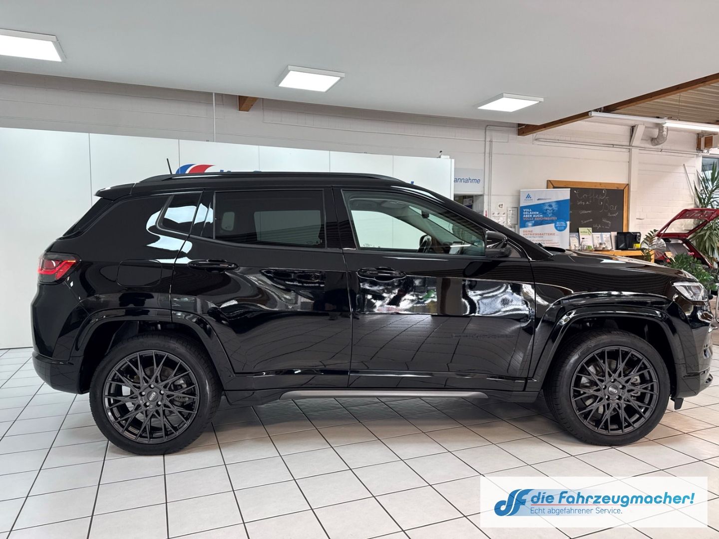 Fahrzeugabbildung Jeep Compass S Plug-In Hybrid 4WD Navi Soundsystem 36