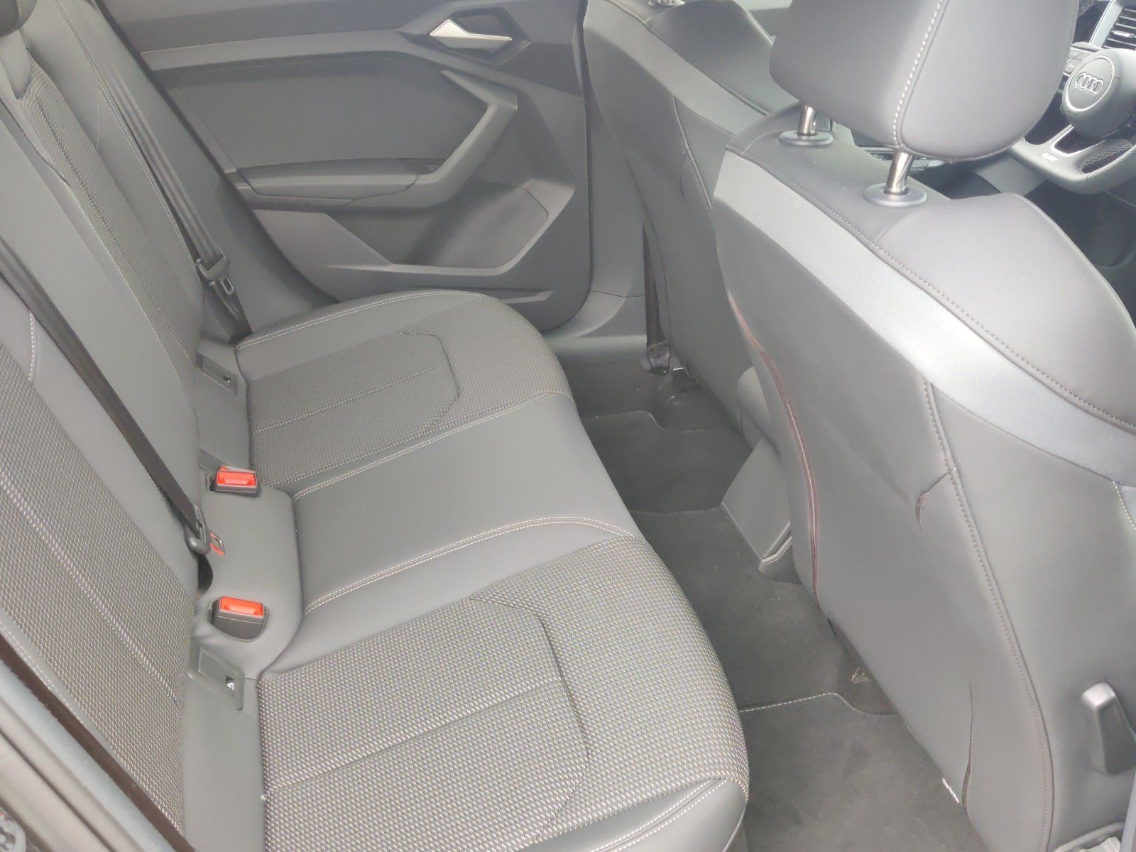 Fahrzeugabbildung Audi A1 allstreet 35 TFSI Kamera,LED,Navi,PDC,SHZ,LM