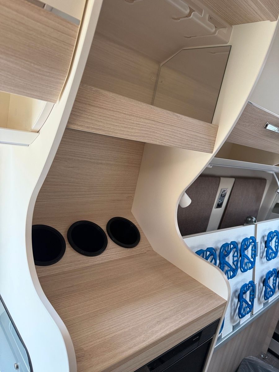 Fahrzeugabbildung Eura Mobil Van V 595 HB Alufelgen, RFK, Captain-Chair-Sitze