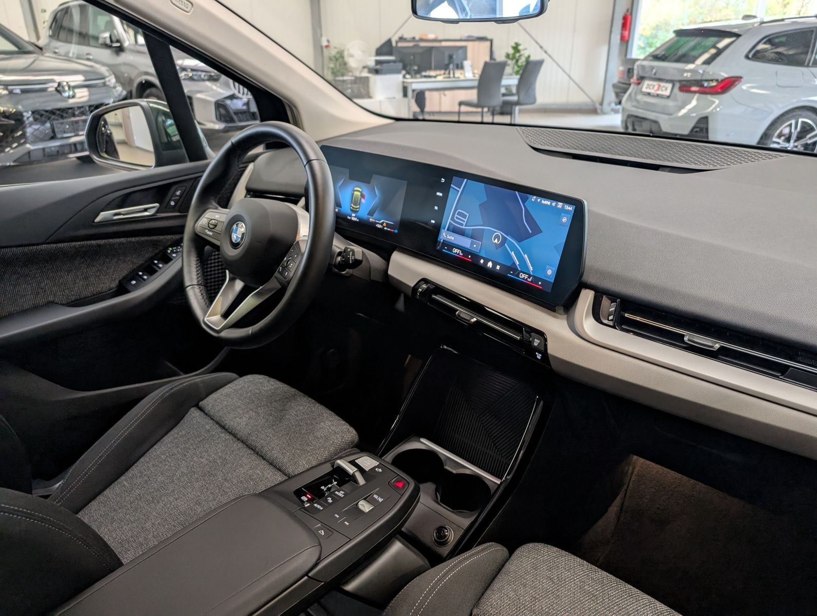 Fahrzeugabbildung BMW 218 Active Tourer d AHK Pano Cam Travel-Paket