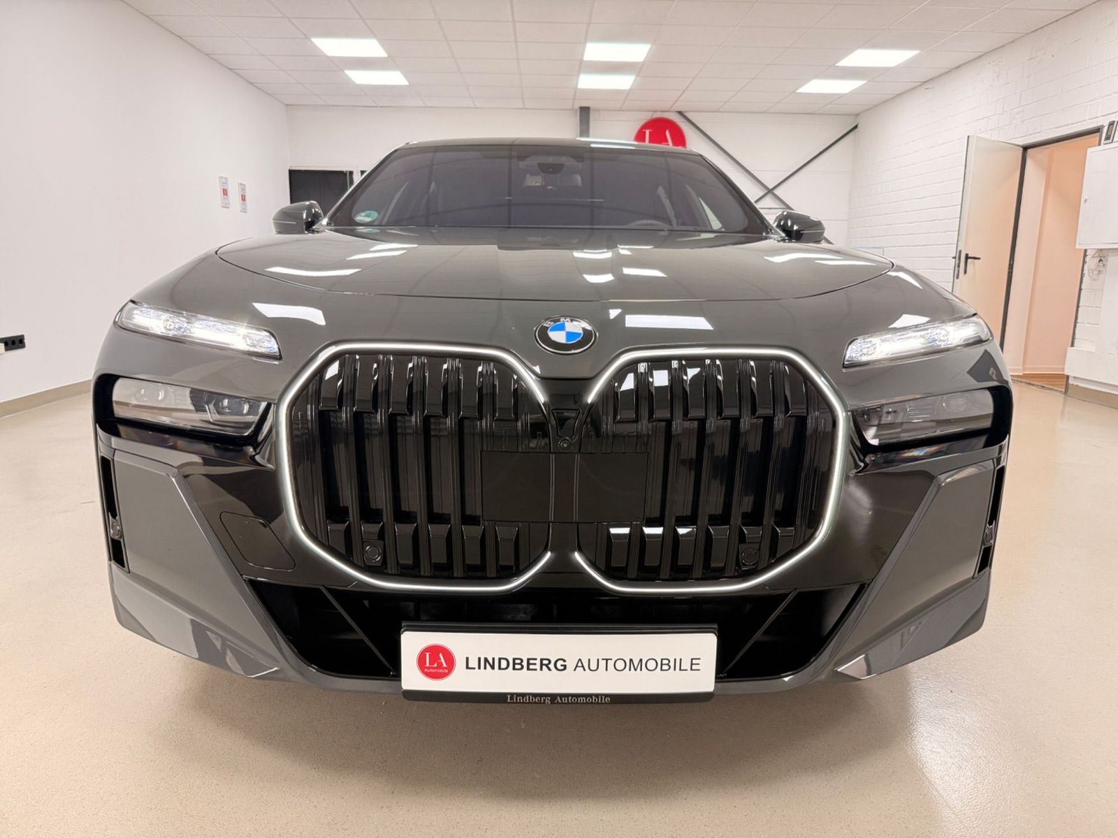 BMW 740 xDrive M Sport Pro*SKYLOUNGE*B&W*ICONICGLOW* imagem 2
