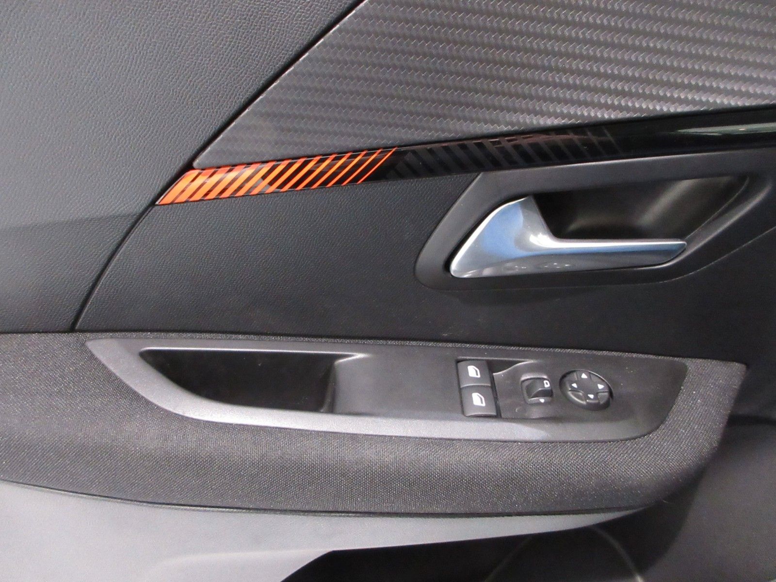 Fahrzeugabbildung Peugeot e-208 Active LED/PDC/TEMPOMAT