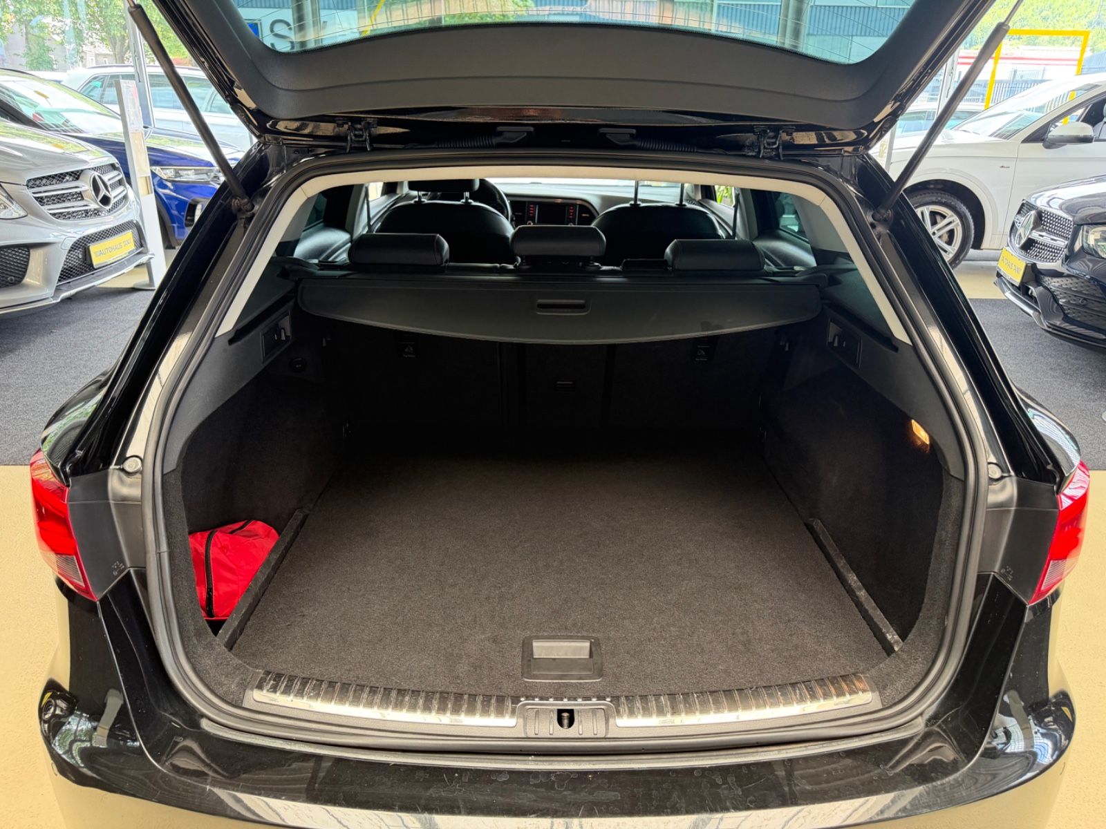 Fahrzeugabbildung SEAT Leon ST FR 2.0 TDI DSG 184PS * LED *