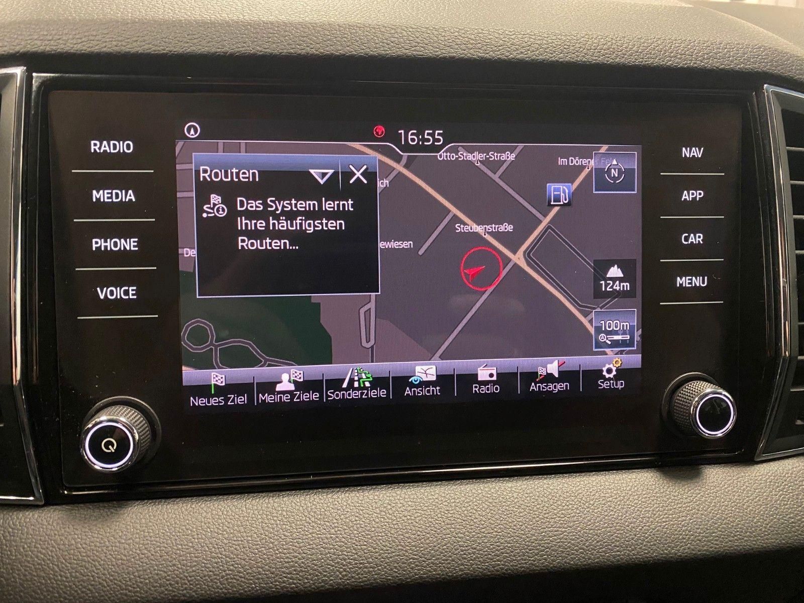 Fahrzeugabbildung SKODA Karoq 1.5 TSI Style+AHK schwenk+LED+NAVIGATION+