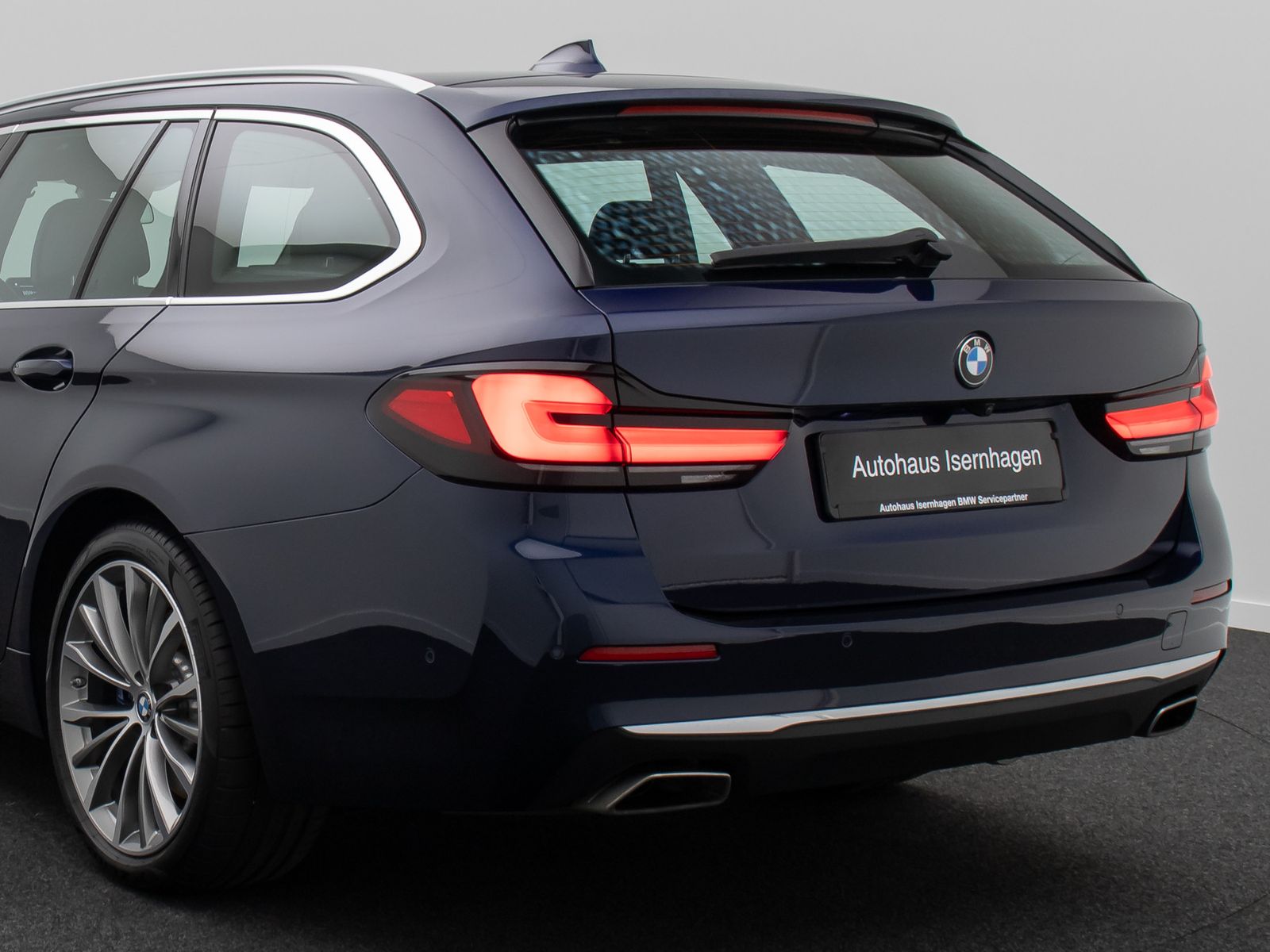 Fahrzeugabbildung BMW 530d xD Luxury Line HUD DAB AHK Panorama H/K 19"