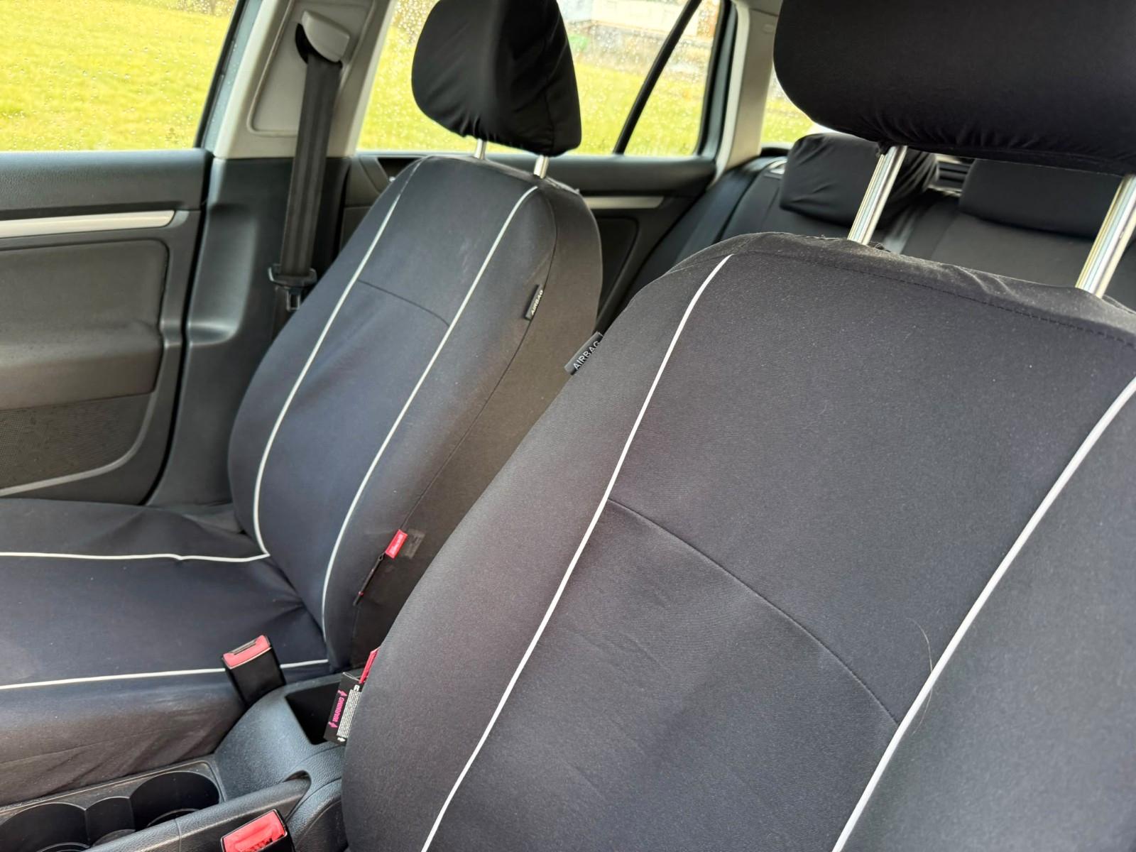 Volkswagen Golf 2011 — салон