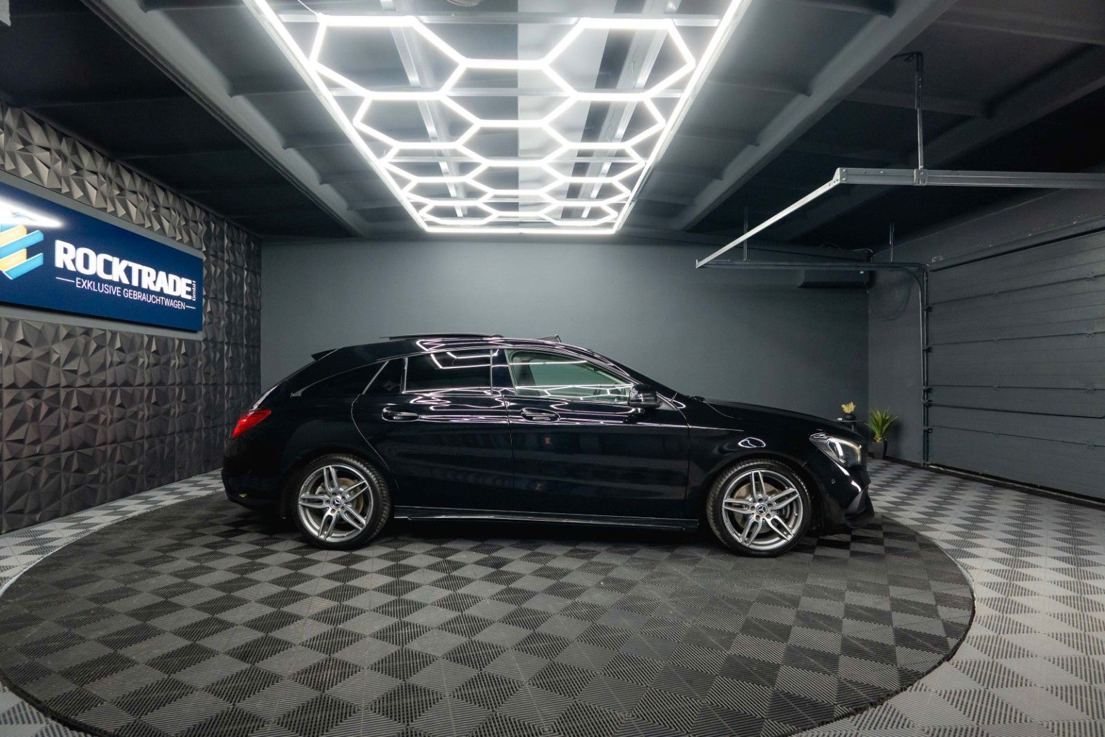 Fahrzeugabbildung Mercedes-Benz CLA 250 Shooting Brake AMG Night-Paket | Pano