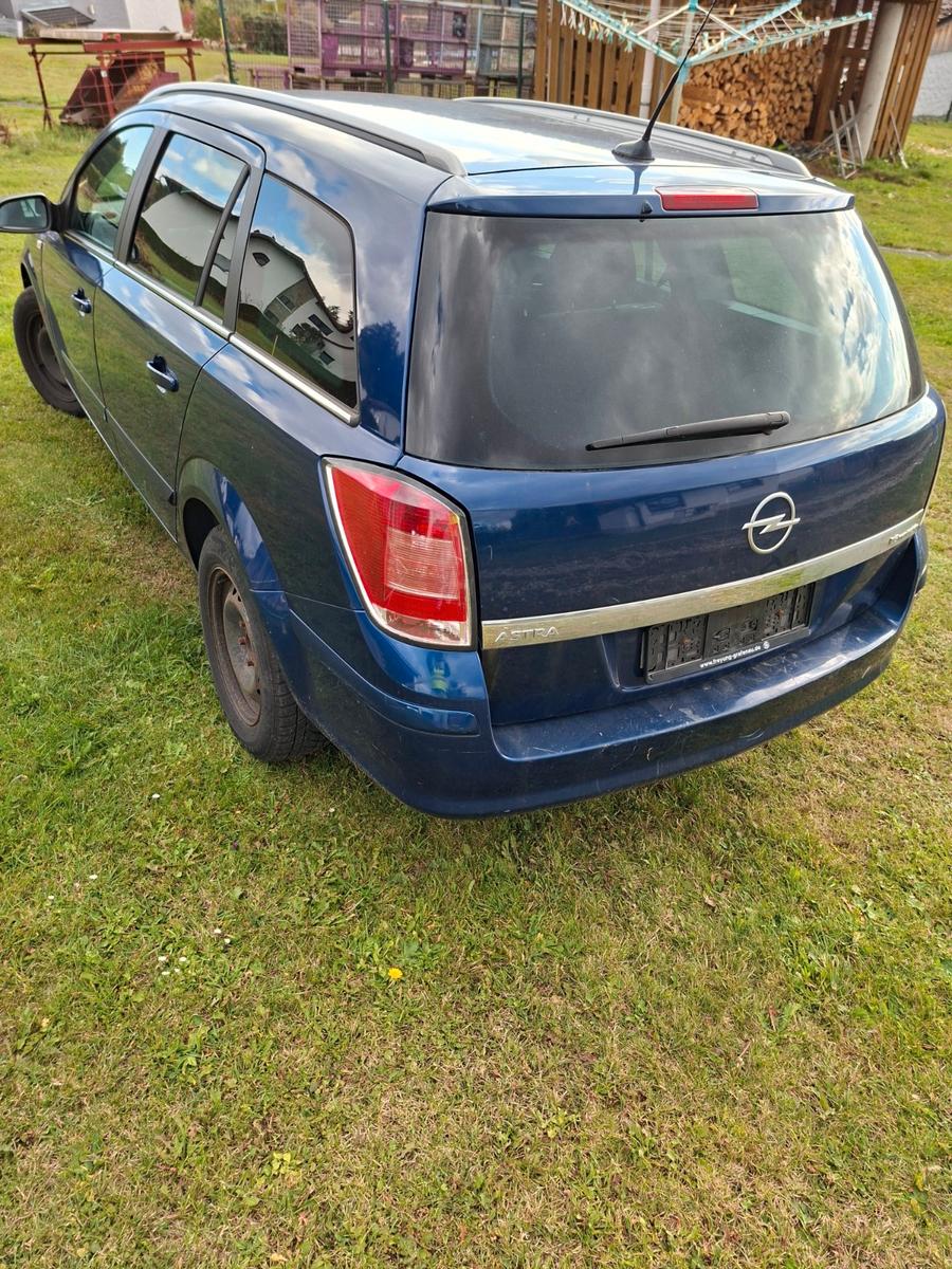 Opel Astra 2006 — салон
