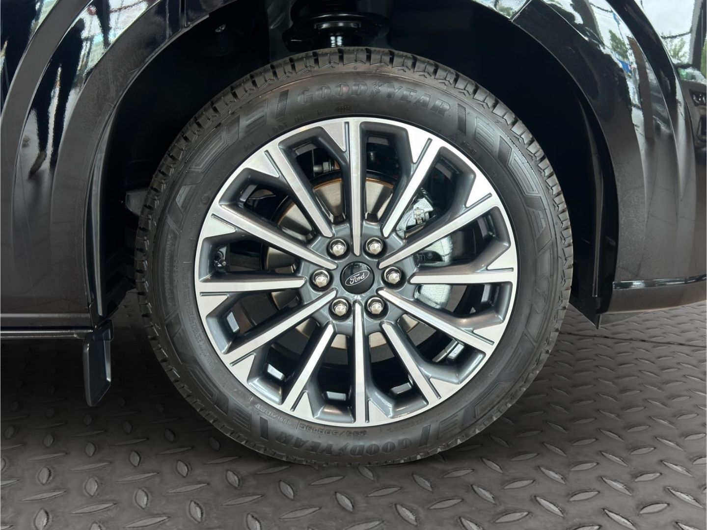 Fahrzeugabbildung Ford Tourneo Custom Bus Plug-in Hybrid 340 L1 Titaniu