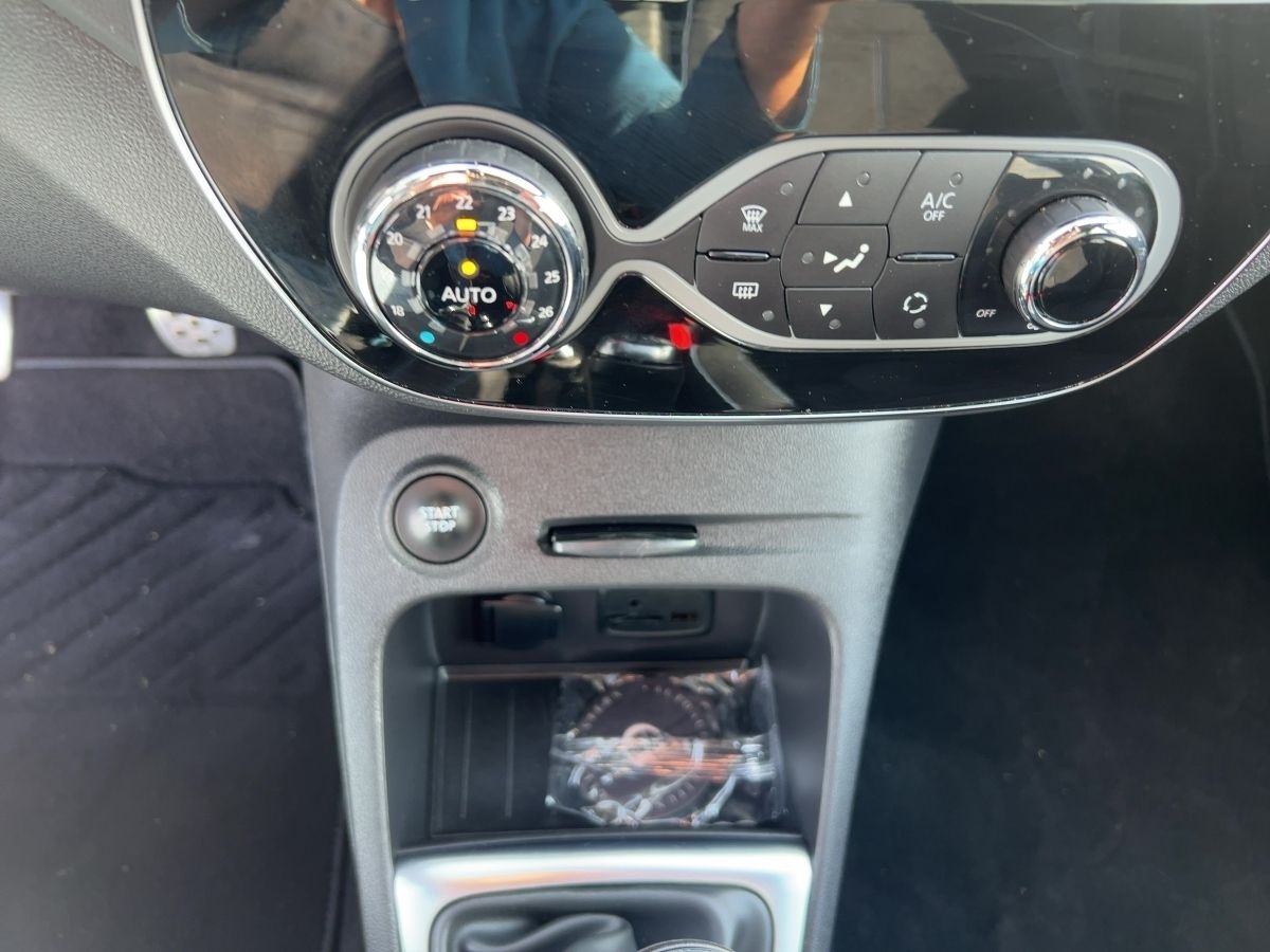 Fahrzeugabbildung Renault Captur Version S TCe 150 GPF ABS Fahrerairbag ES - mit KI generiert/bearbeitet