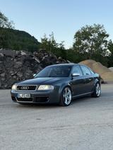 Audi RS6 4.2 tiptronic quattro - - Audi RS6 mit Benzin-Antrieb: Limousine