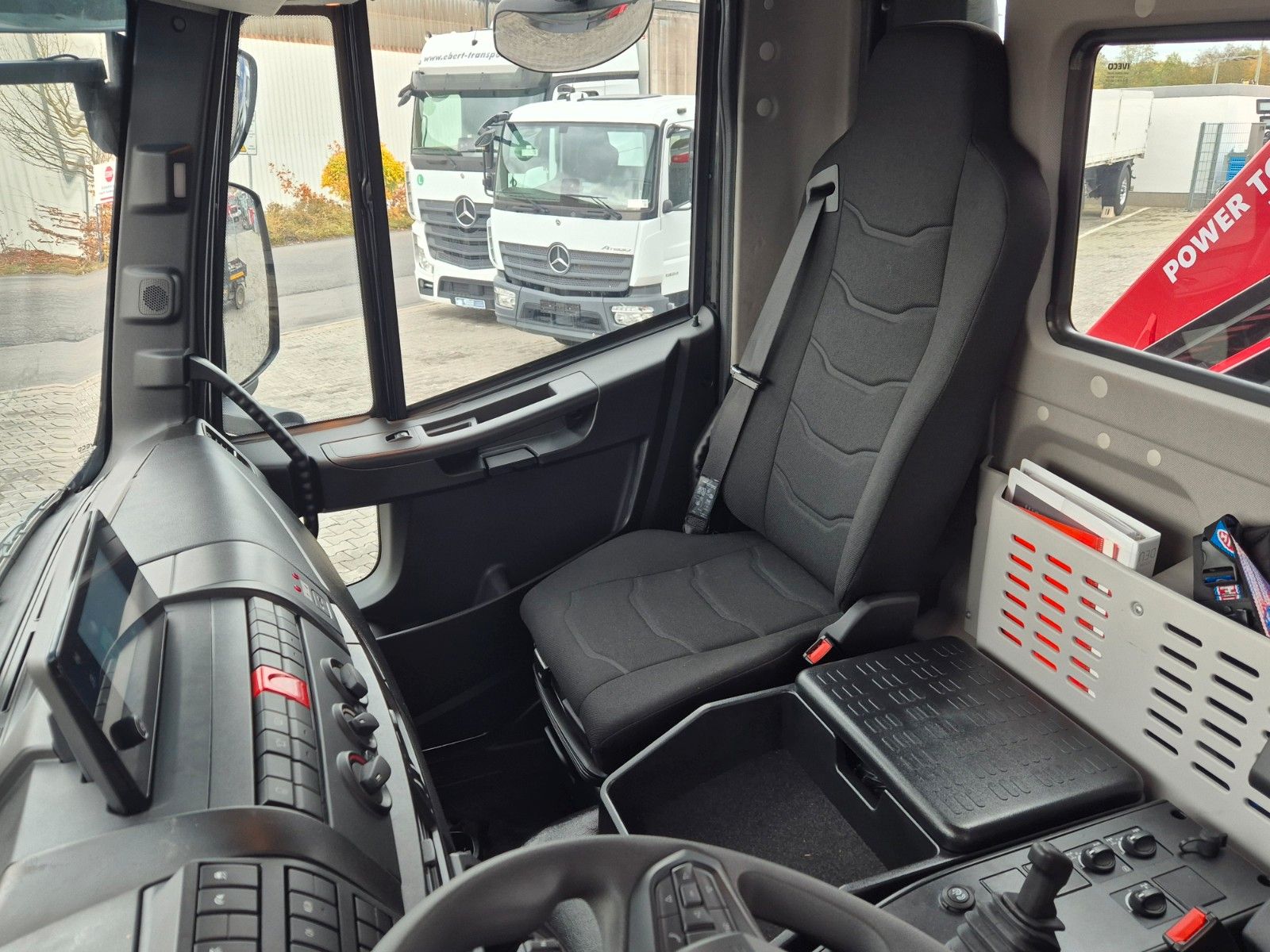 Fahrzeugabbildung Iveco Eurocargo ML150E32WS 4x4 Kran HMF 1130K Funk AHK