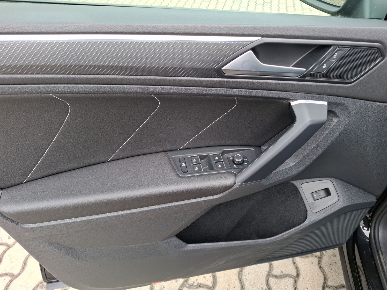 Fahrzeugabbildung Volkswagen Tiguan TDI R-Line DSG 4M Matrix AHK Navi AID ACC