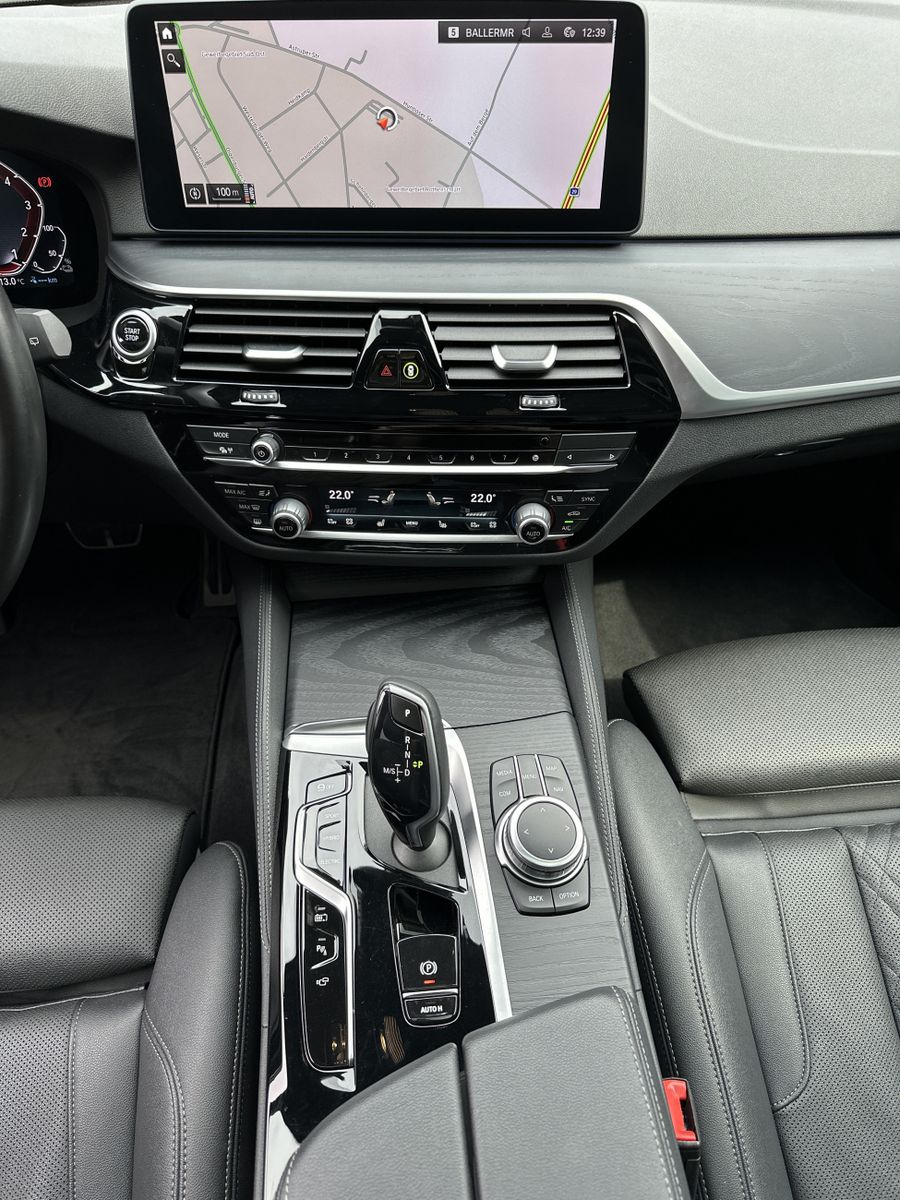 Fahrzeugabbildung BMW 530e Touring xDrive M-Sport NAV+LED+KAM+CARPLAY