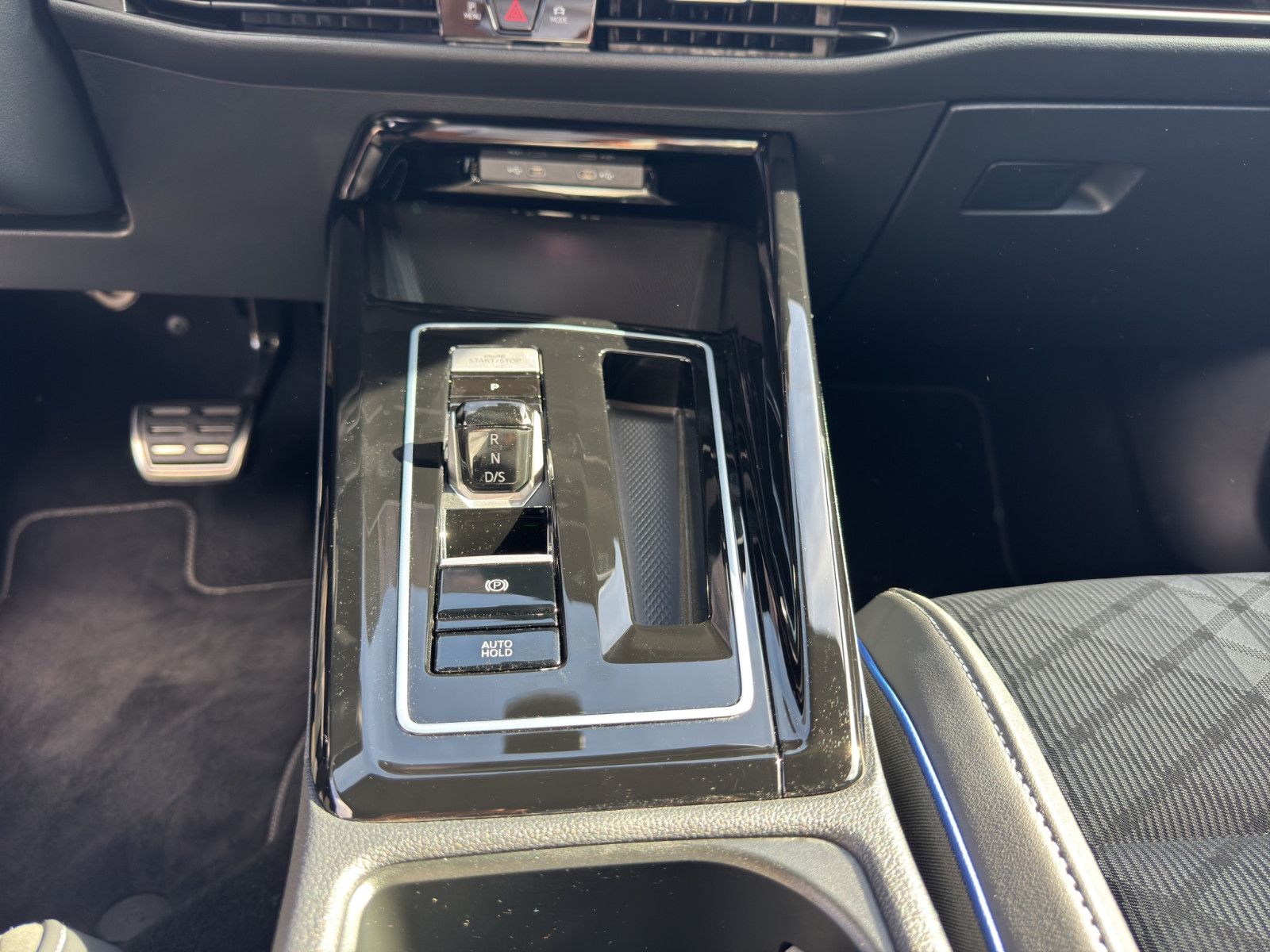 Fahrzeugabbildung Volkswagen Golf VIII R-Line/ACC/Navi/Ambiente/Apple CarPlay