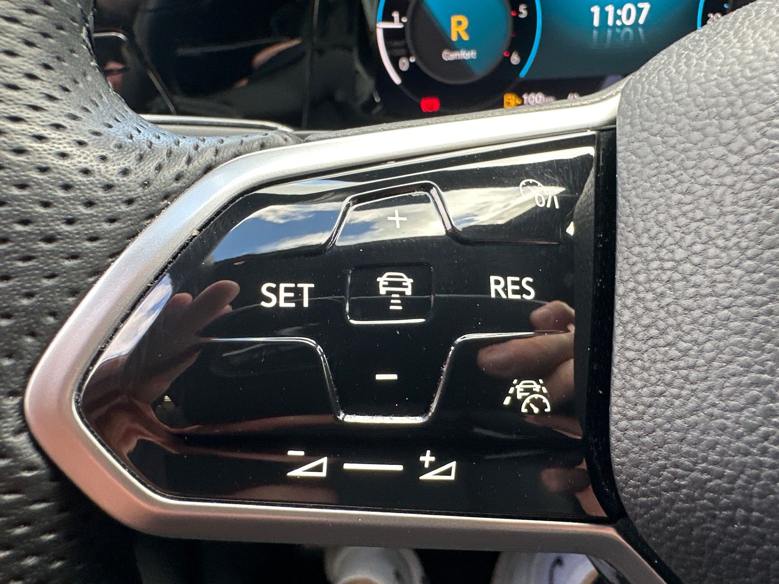 Fahrzeugabbildung Volkswagen Golf Variant 2.0 TDI DSG R-Line NAV+LED+AHK+ACC