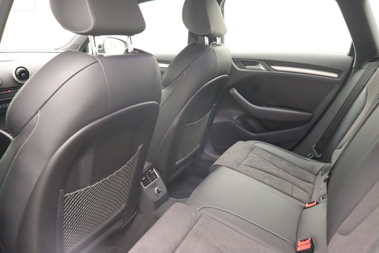 Fahrzeugabbildung Audi A3 Sportback 35 TFSI Sport S-Line