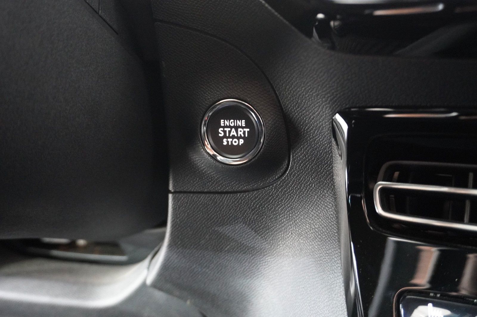 Fahrzeugabbildung Opel Mokka-e ULTIMATE 1-PHASIG NAVI/LED/KAMERA/DAB+