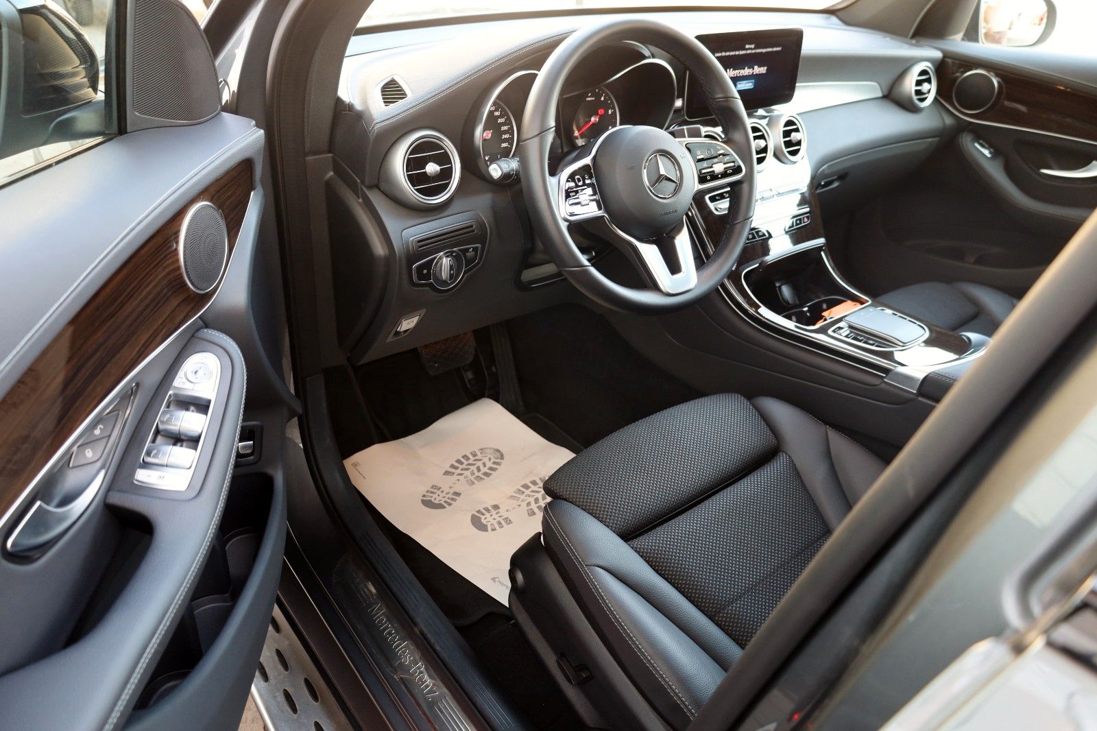 Fahrzeugabbildung Mercedes-Benz GLC 300de 4Matic,T.Leder,Navi,LED,Kamera,PanDach