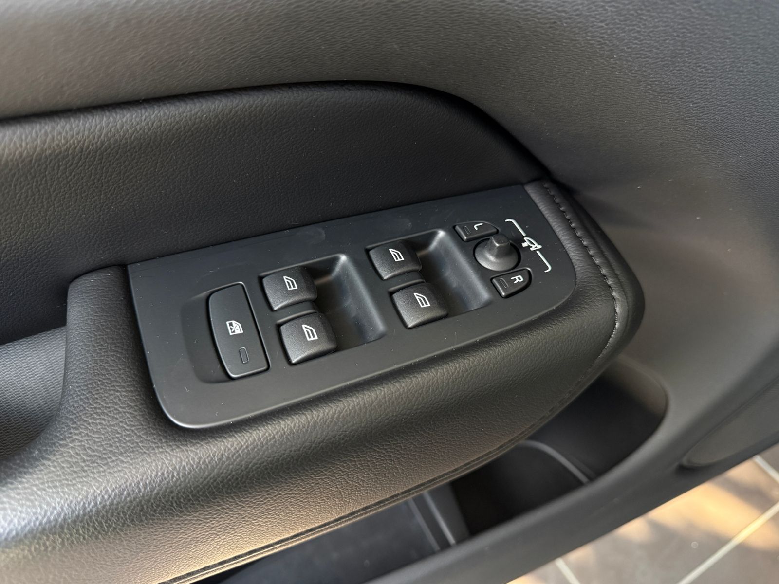 Fahrzeugabbildung Volvo XC60 Momentum Pro AHK LED RFK