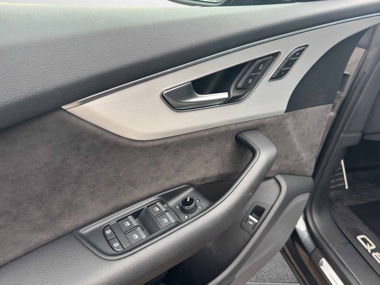 Fahrzeugabbildung Audi Q8 50 TDI SLINE SPORT PANO LED MATRIX 23" TOTW